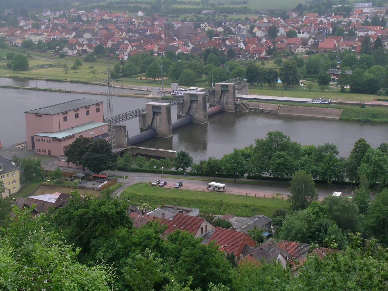 Staustufe mit Schleuse und Wasserkraftwerk am Main in Klingenberg am Main