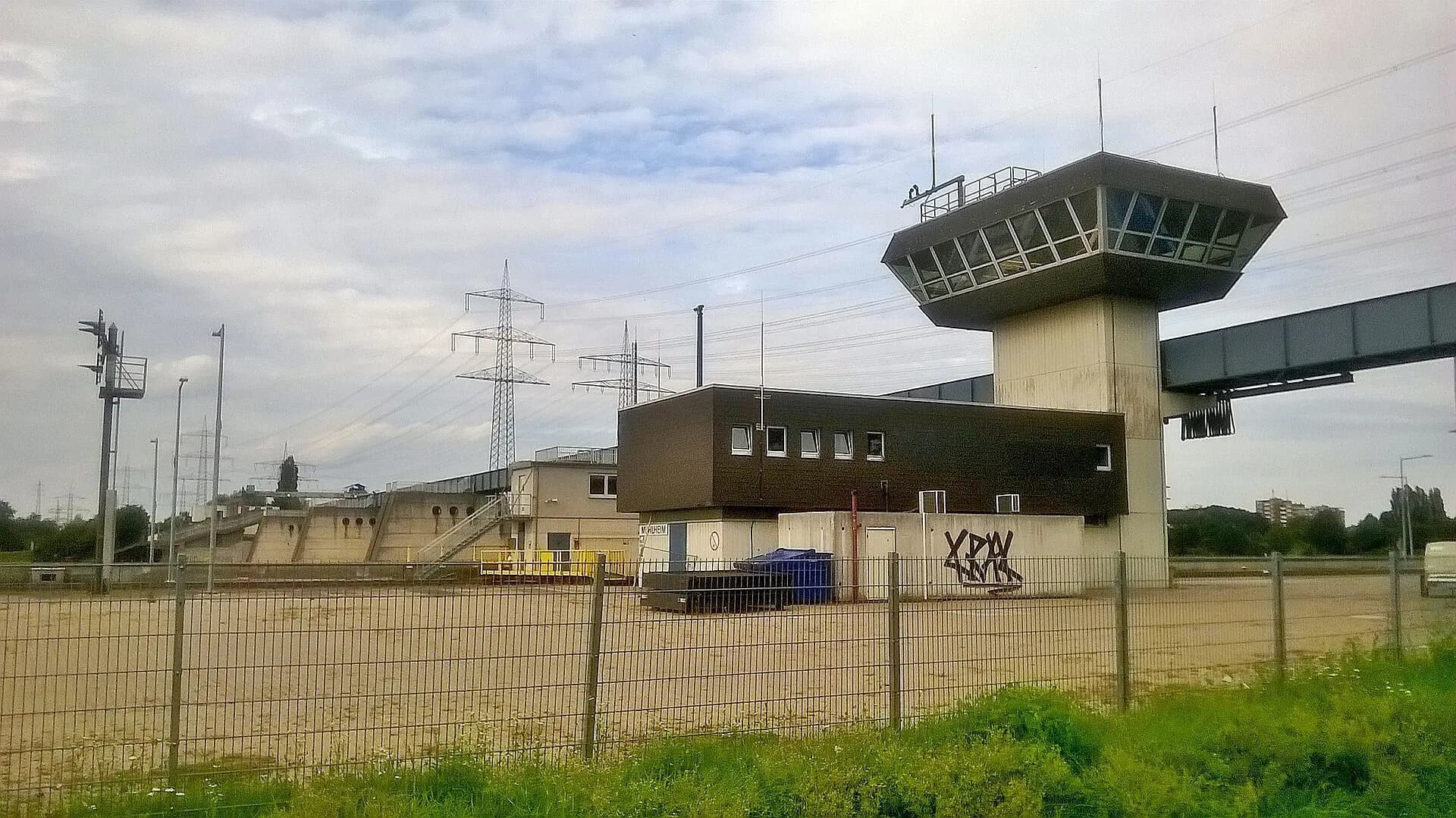 Leitzentrale der Staustufe bei Mühlheim am Main