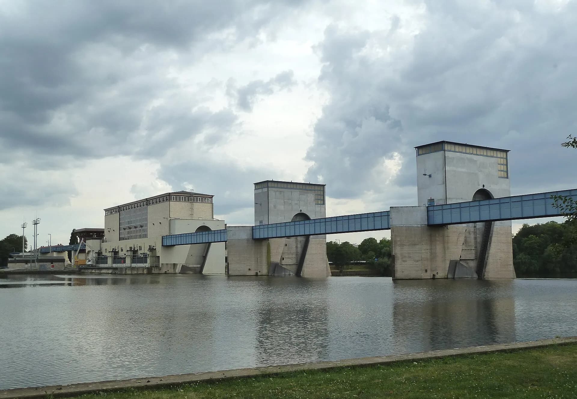 Wehranlage der Staustufe Griesheim in Frankfurt Griesheim