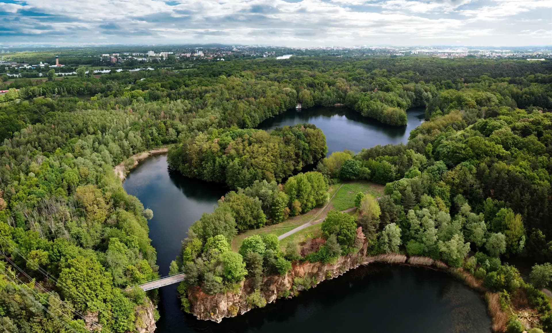 Luftbild der Steinbruchseen im Naturschutzgebiet bei Dietesheim in Mühlheim am Main