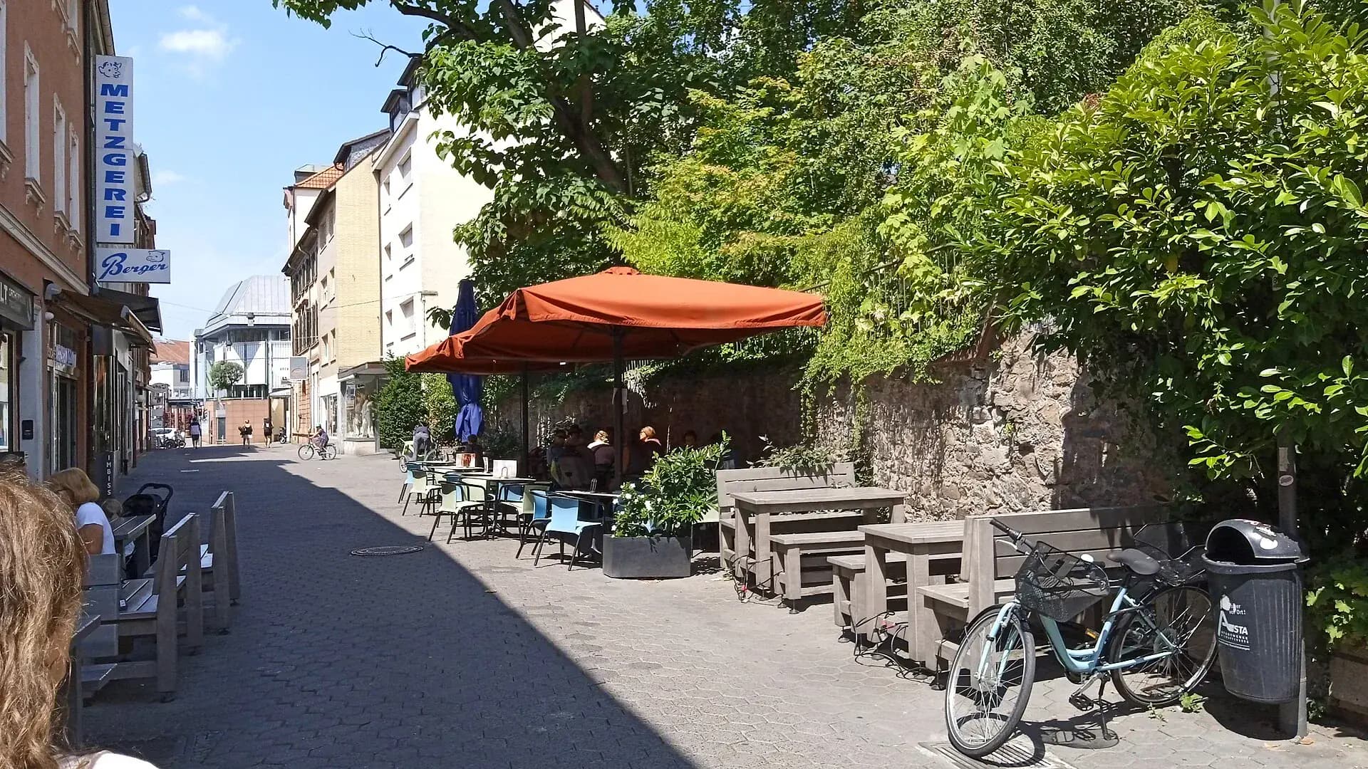 Steingasse mit Café an der Stadtmauer in Aschaffenburg