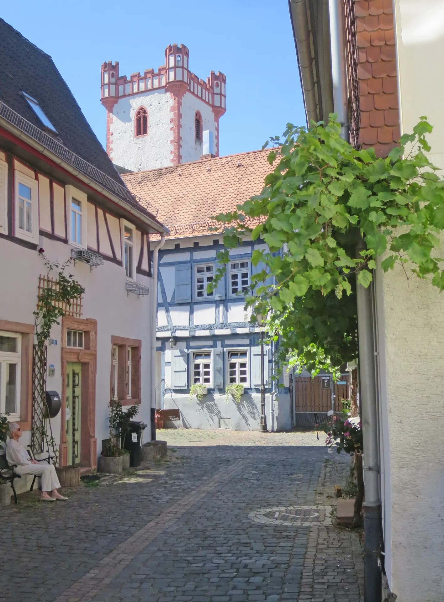 Altstadtgasse mit Blick auf den Burgturm in Hanau-Steinheim