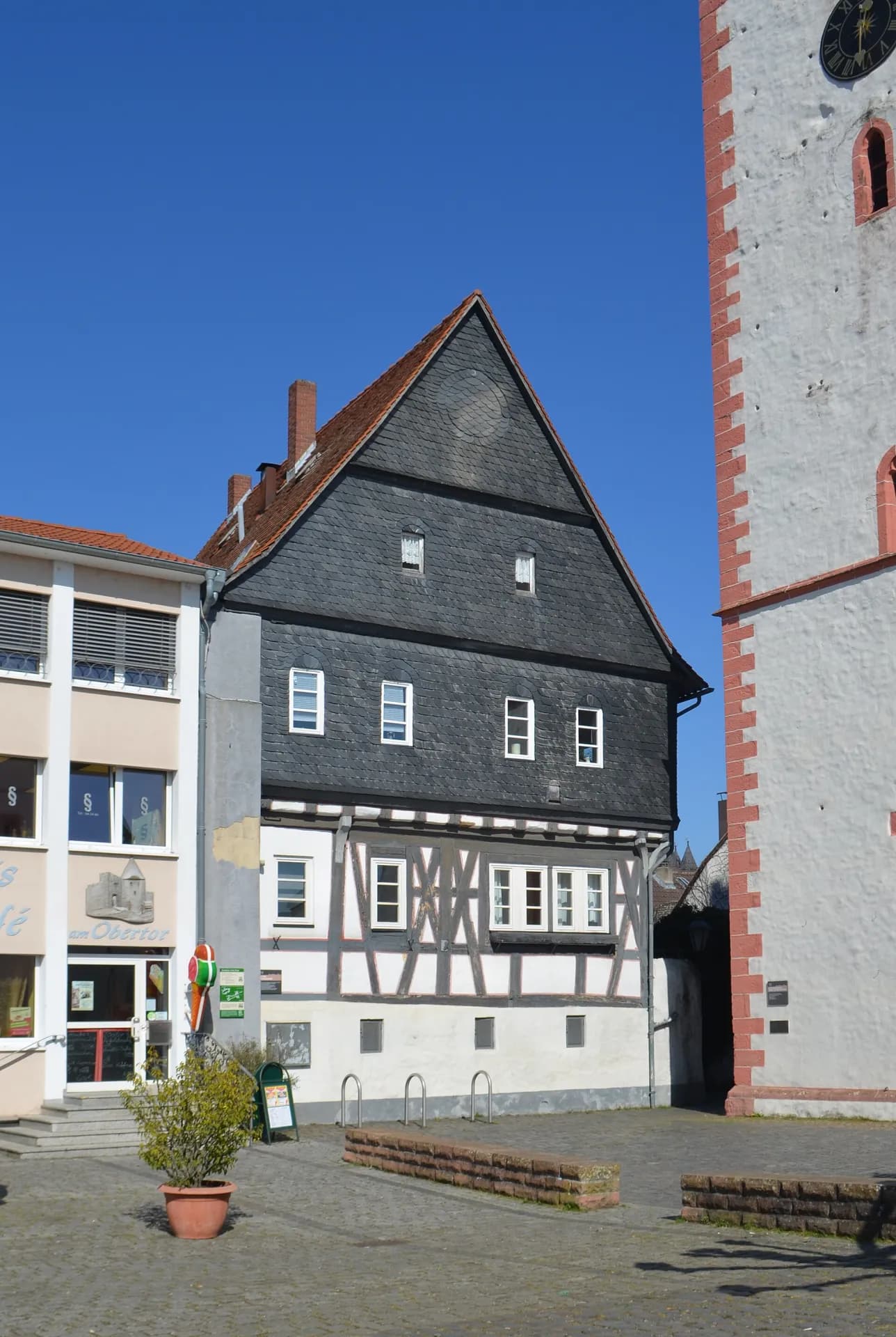 Fachwerkhaus am Kardinal-Volk-Platz in Hanau-Steinheim