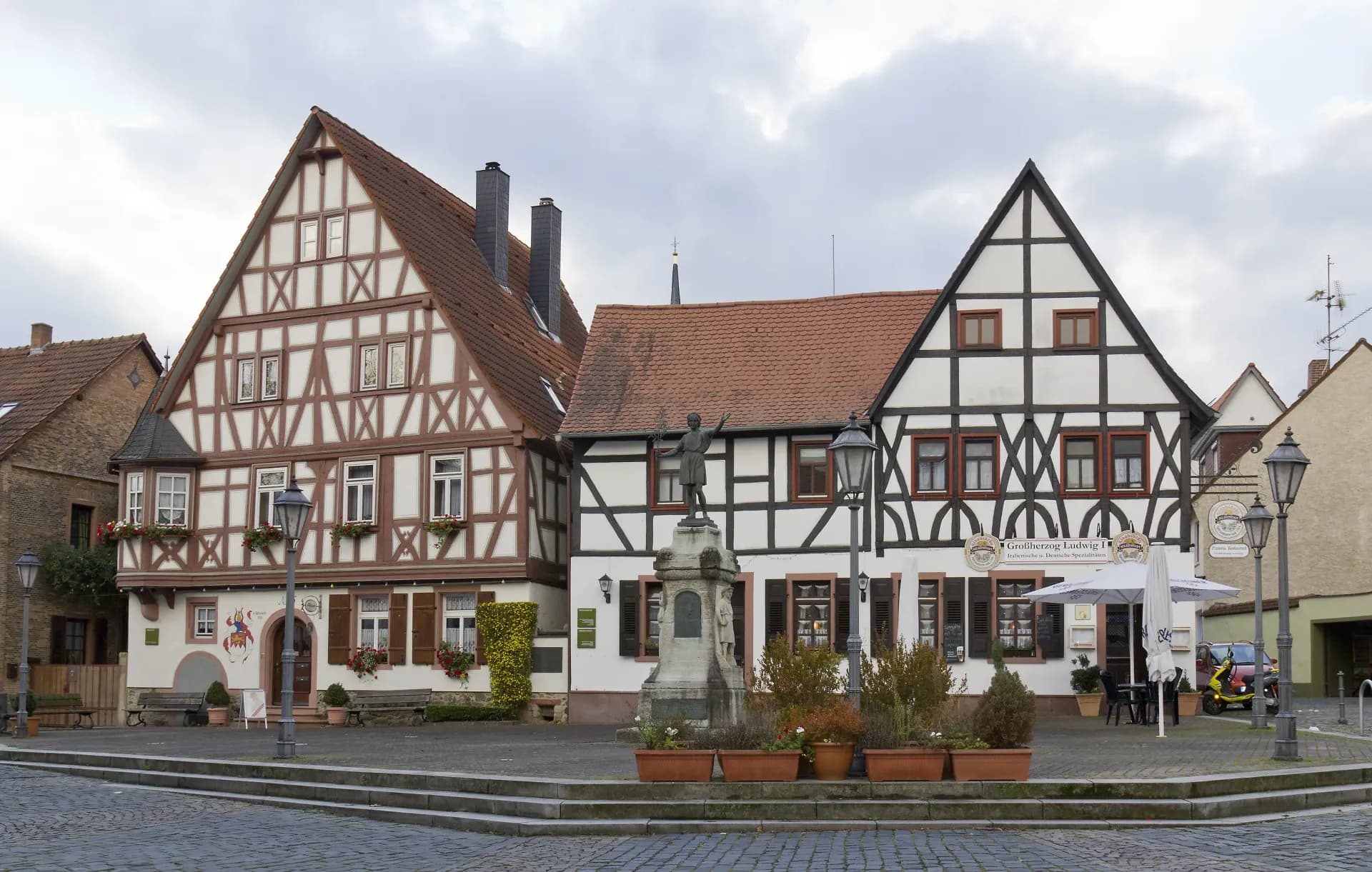 Fachwerkhäuser am Platz des Friedens in Hanau-Steinheim
