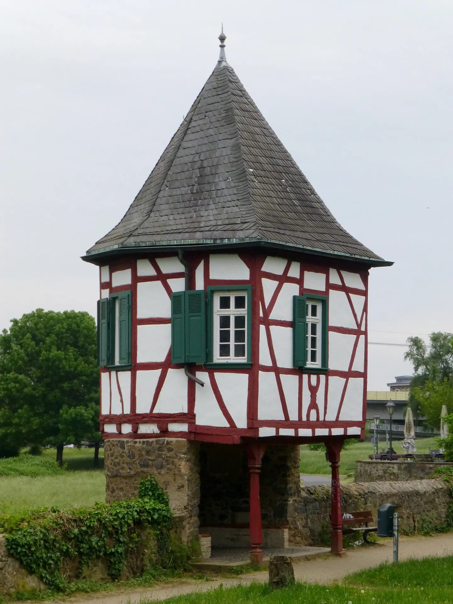 Weißer Turm am Schloss Steinheim in Hanau-Steinheim