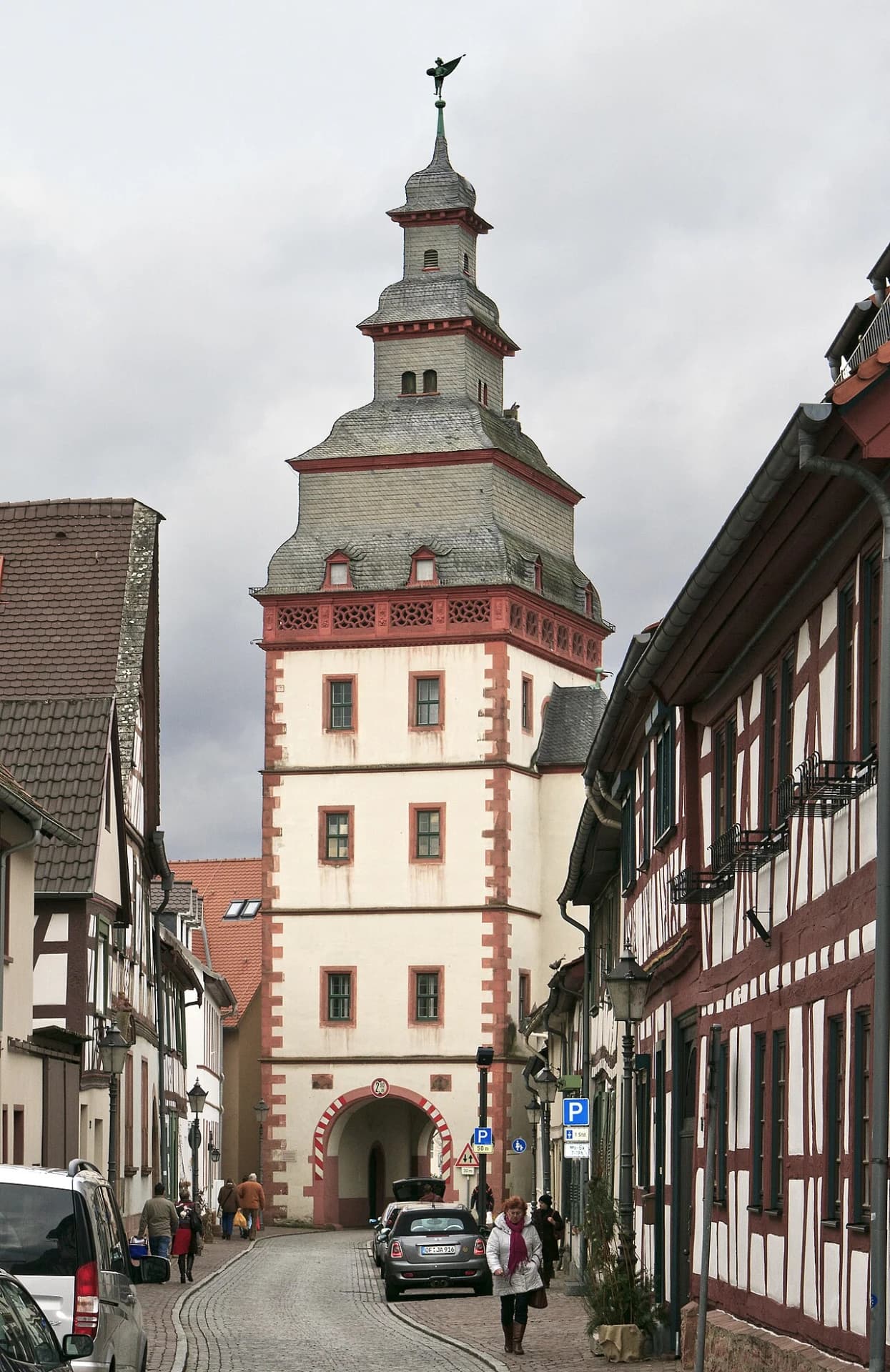 Steinheimer Torturm von der Altstadtgasse in Seligenstadt