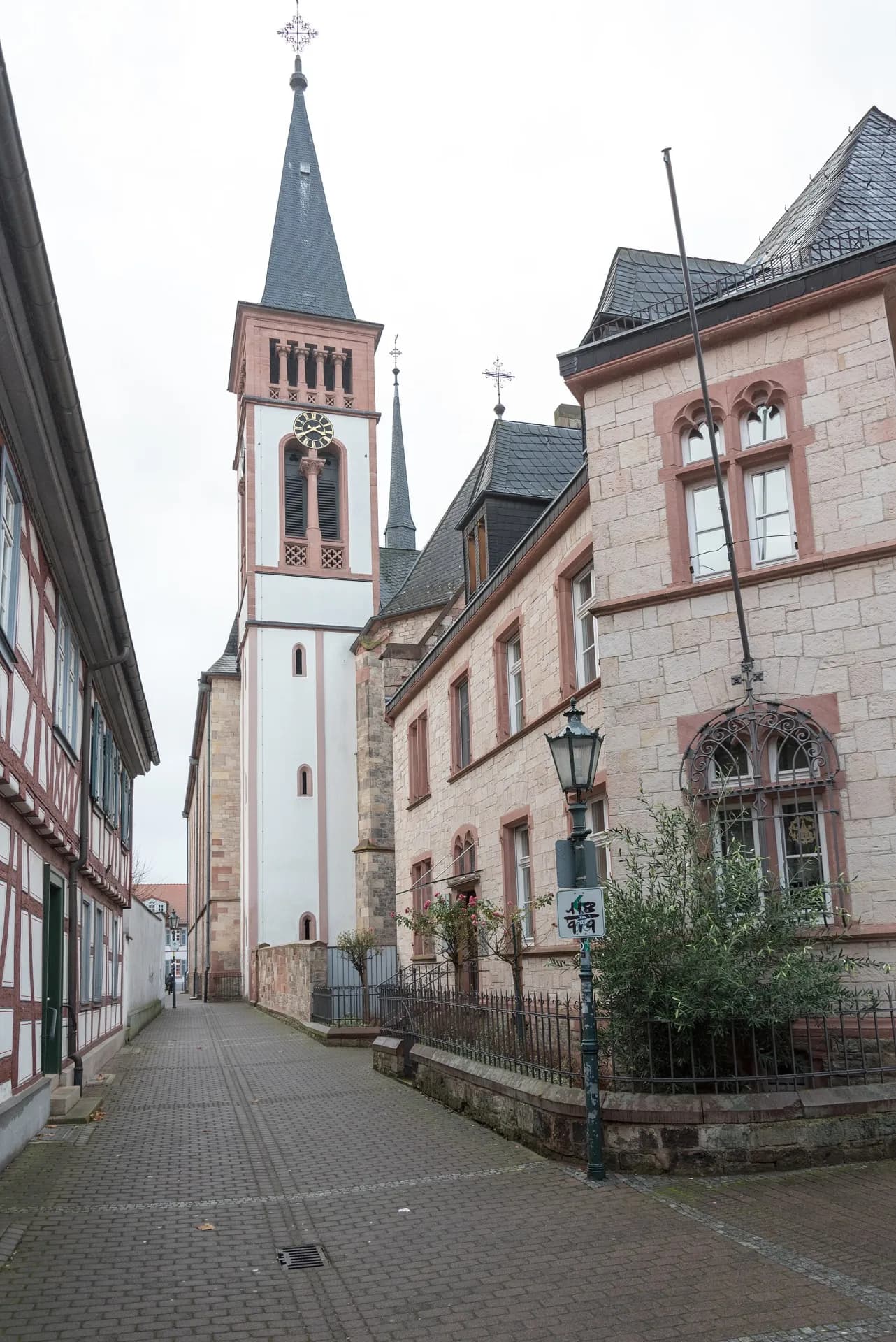 Gasse mit Kirchturm an der Steinstraße in Dieburg