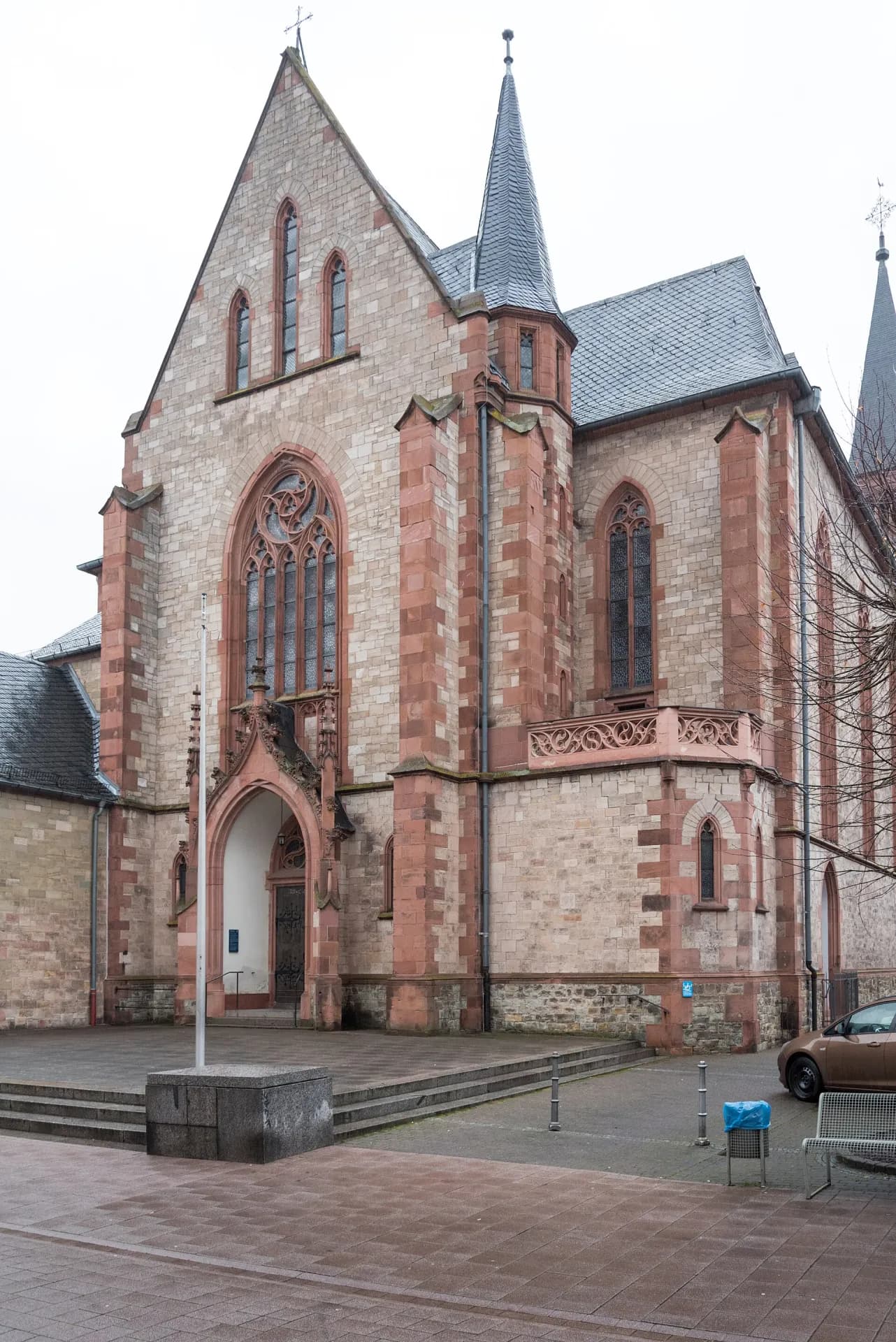 Neugotische Kirchenfassade in der Steinstraße in Dieburg
