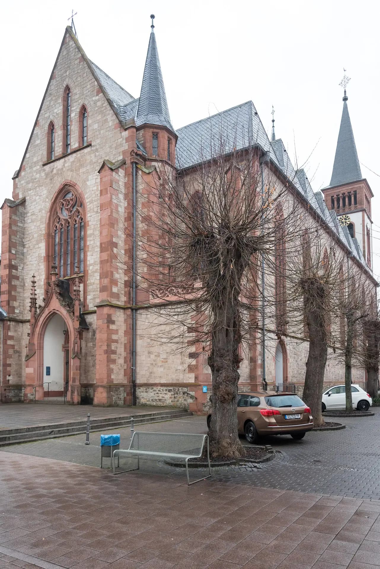 Längsseite der Kirche an der Steinstraße in Dieburg