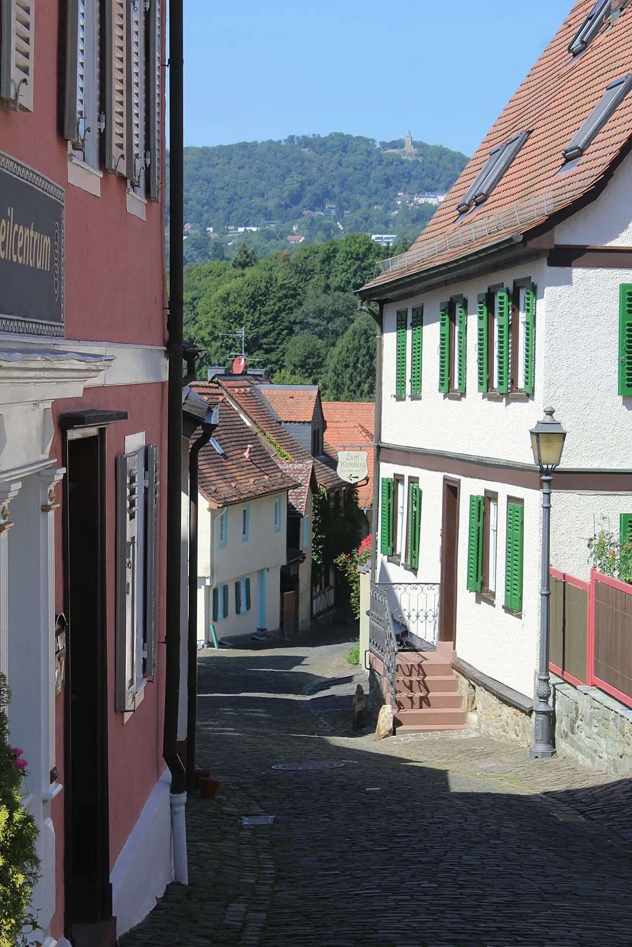 Steinstraße mit Blick zum Taunus in Kronberg im Taunus