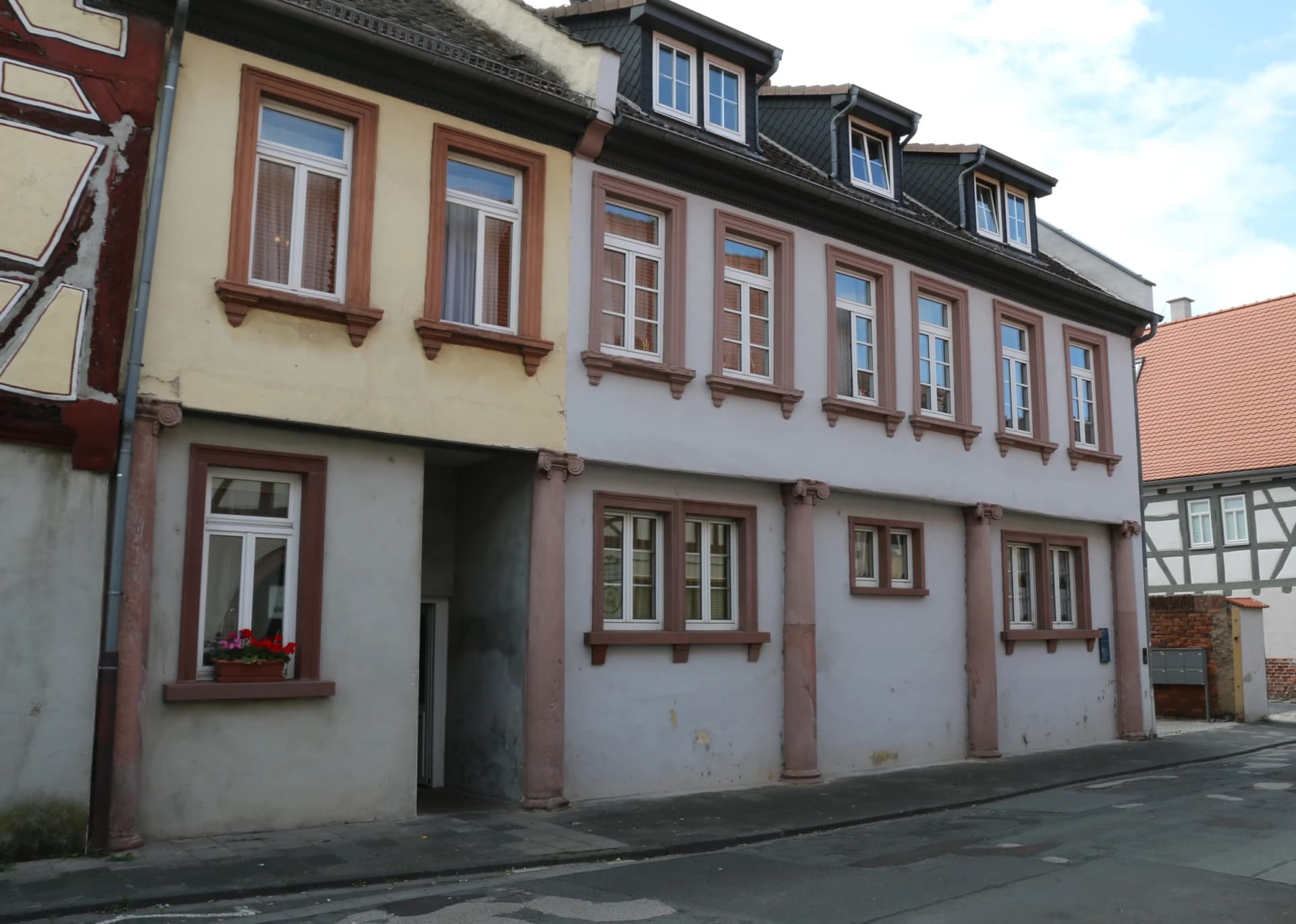 In die Fassade integrierte Säulen am Steinweg 14 in Dieburg