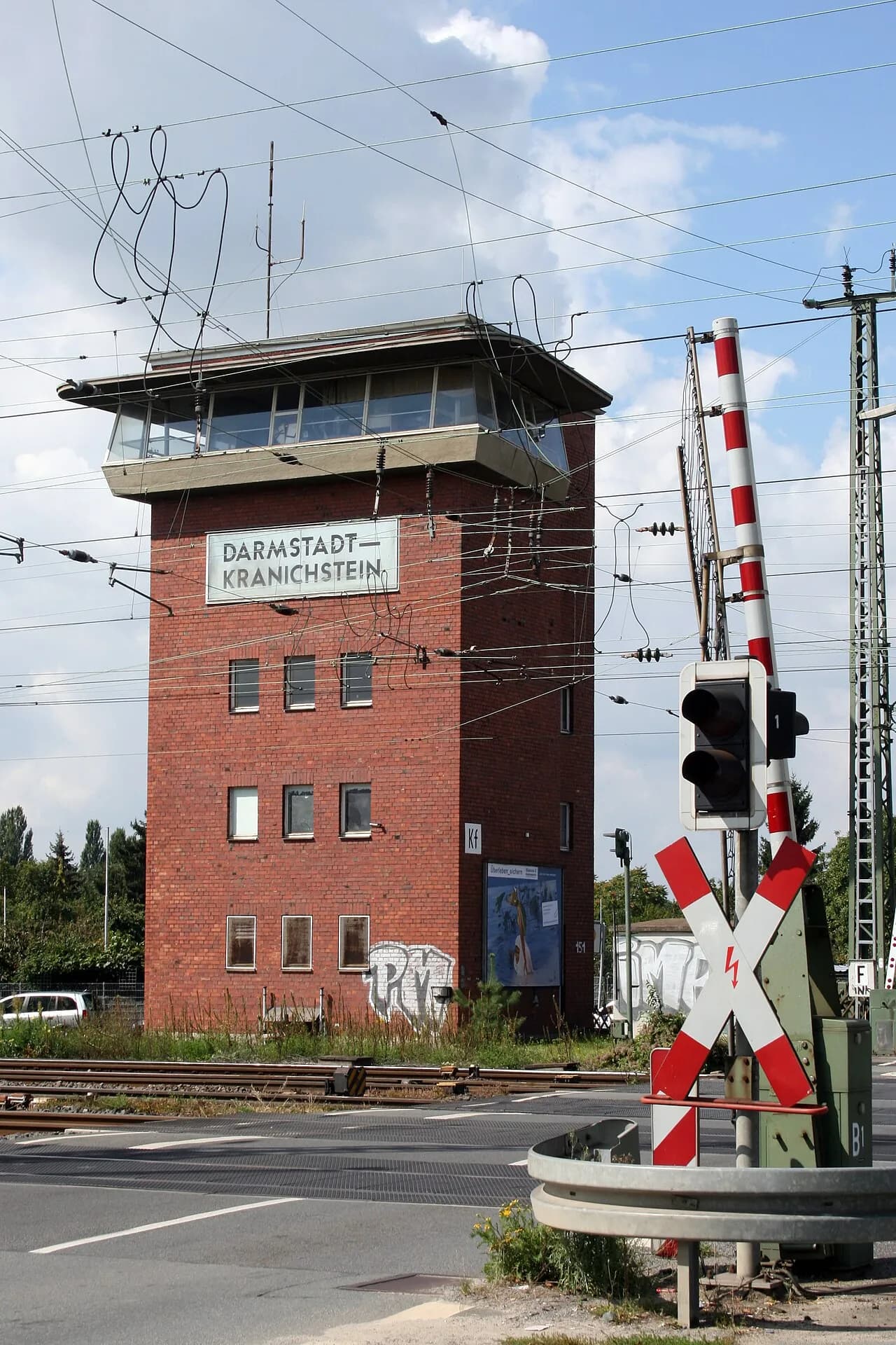 Stellwerk am Bahnübergang in Darmstadt-Kranichstein