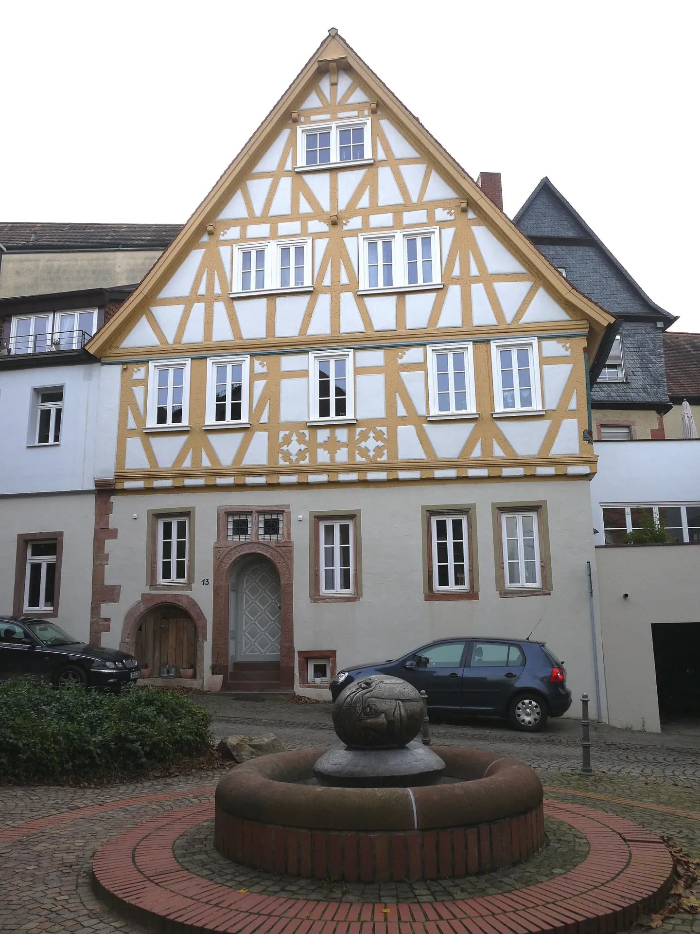 Fachwerkhaus mit Janusbrunnen in der Stiftsgasse 13 in Aschaffenburg