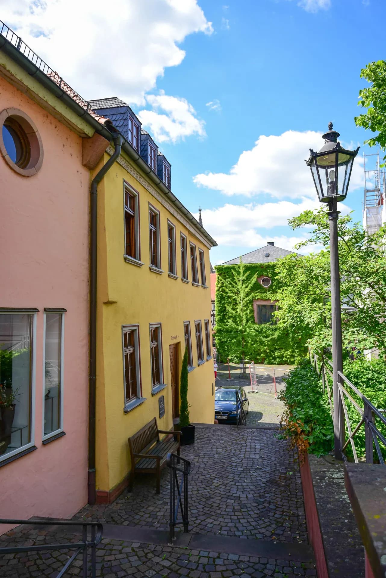 Gelbes Haus mit Erker in der Stiftsgasse 8 in Aschaffenburg