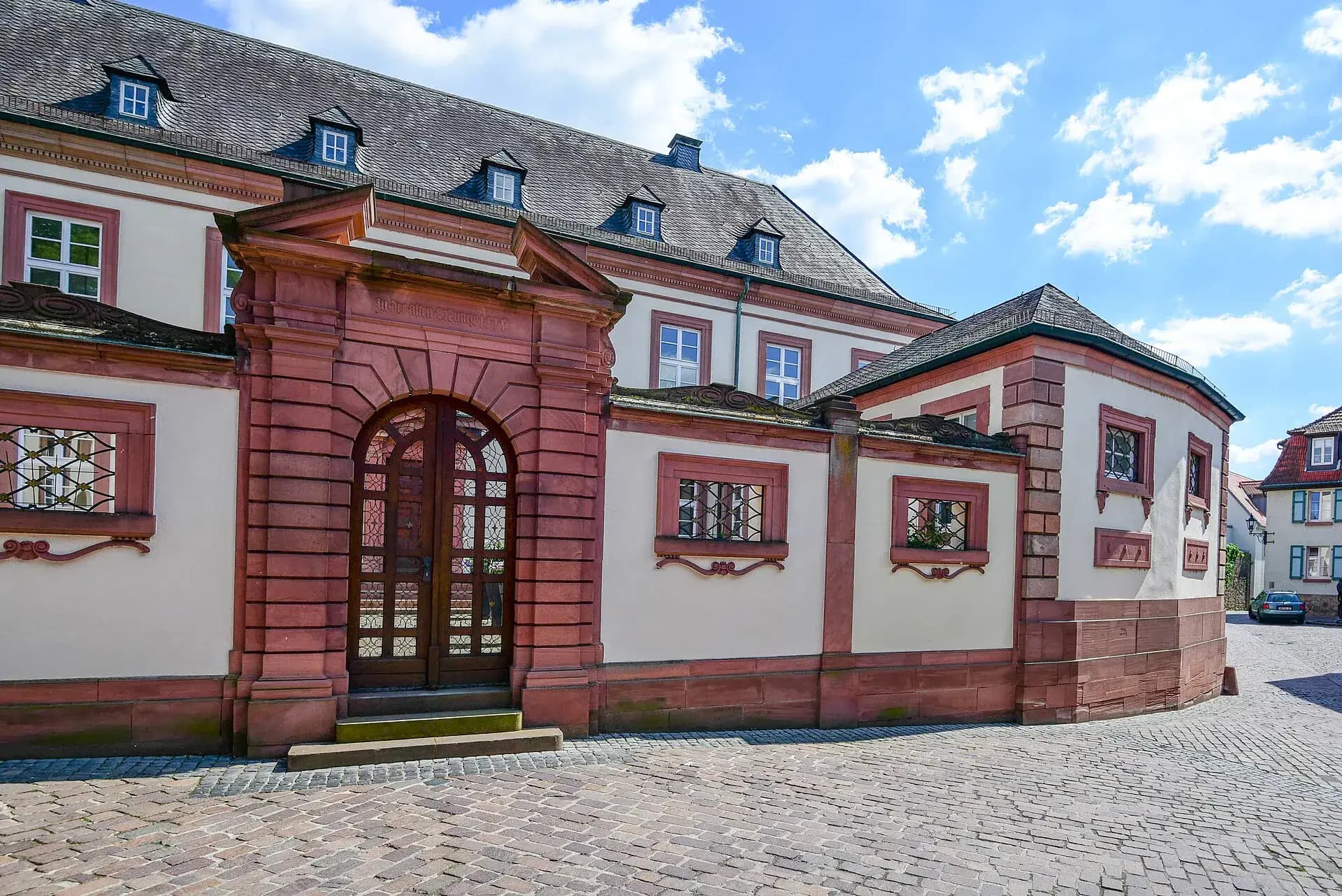 Barockpalais mit Portal in der Stiftsgasse 9 in Aschaffenburg