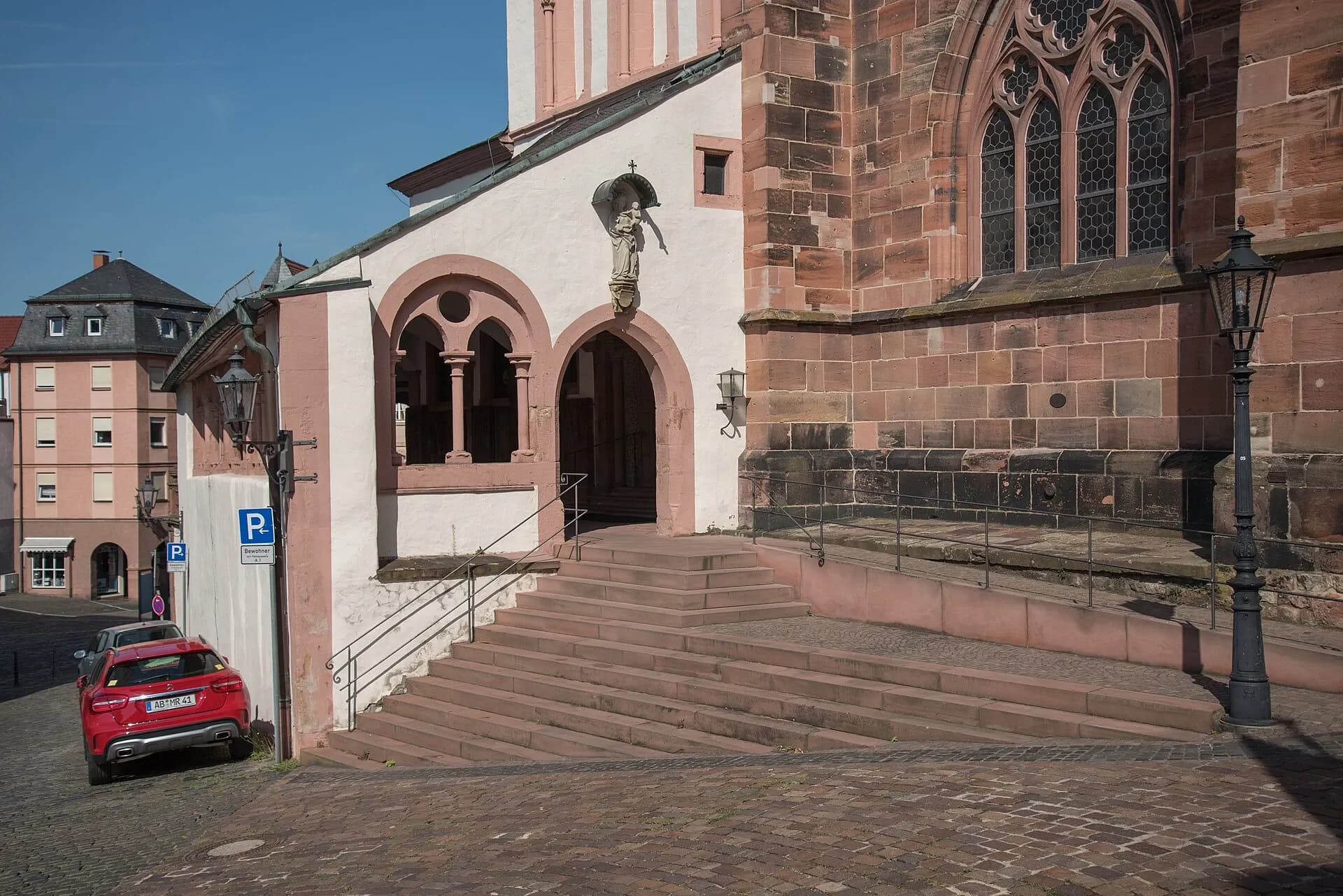 Kreuzgangseite der Stiftskirche an der Stiftsgasse in Aschaffenburg
