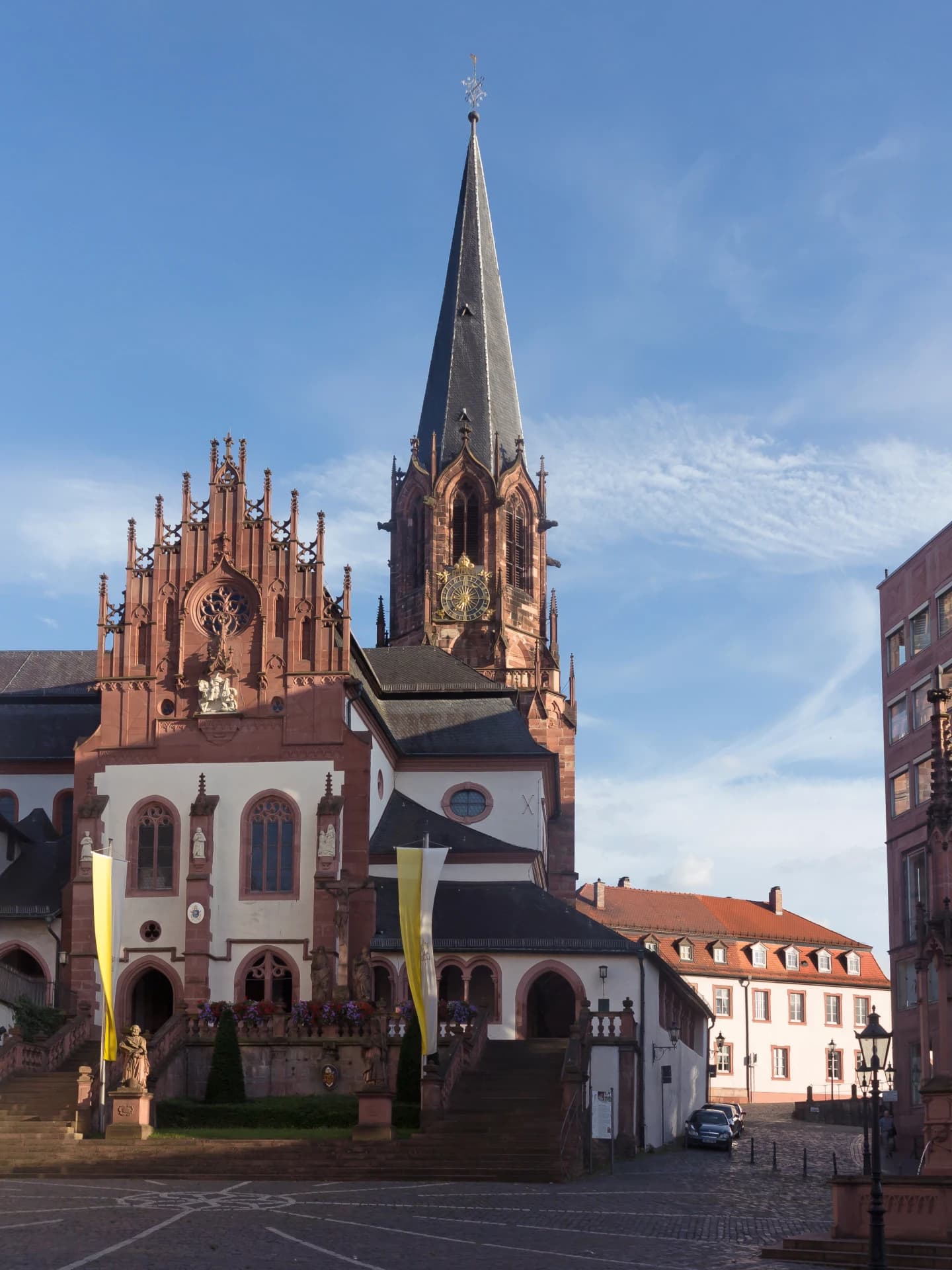 Stiftskirche Sankt Peter und Alexander am Stiftsplatz in Aschaffenburg