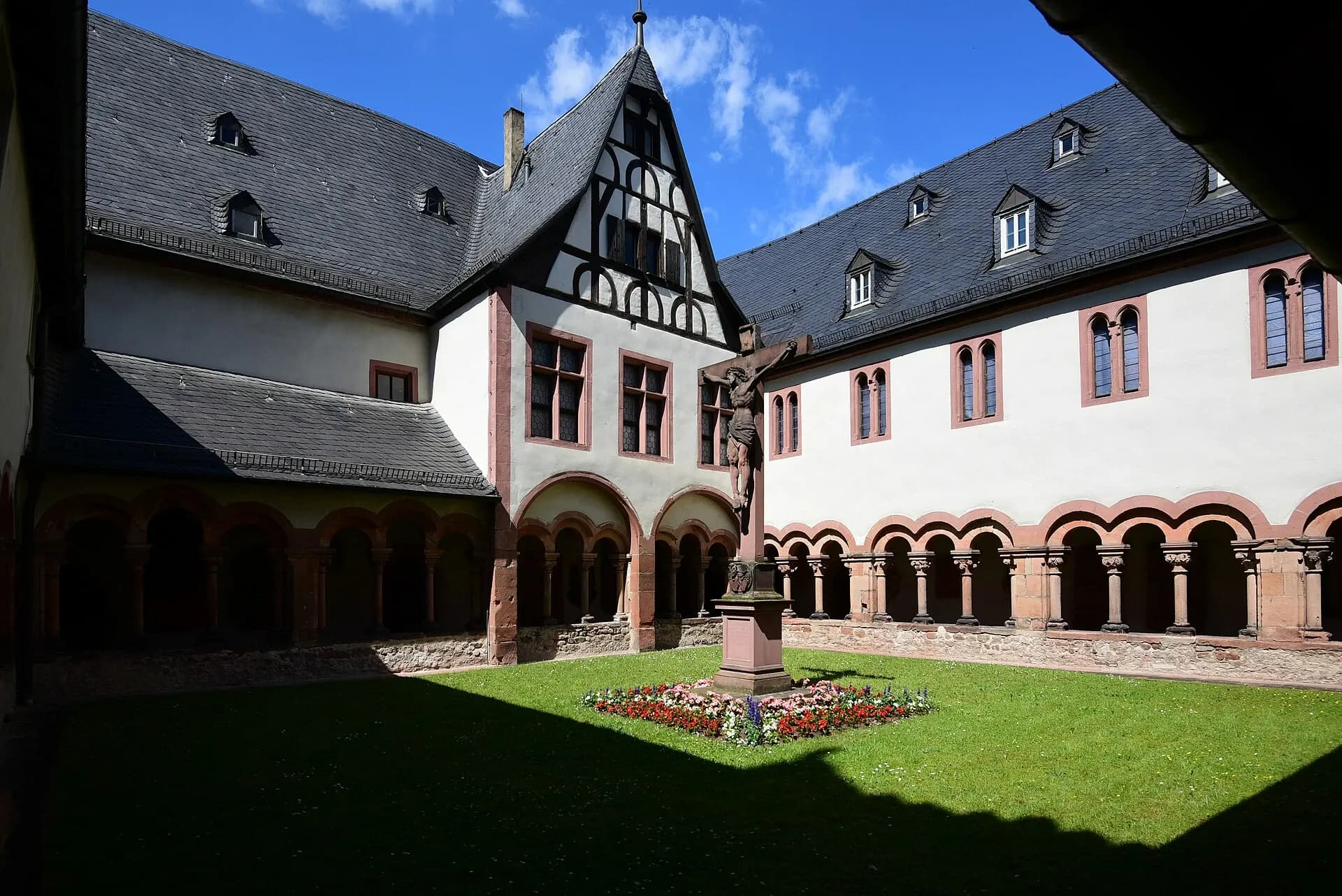 Kreuzganghof der Stiftskirche in Aschaffenburg