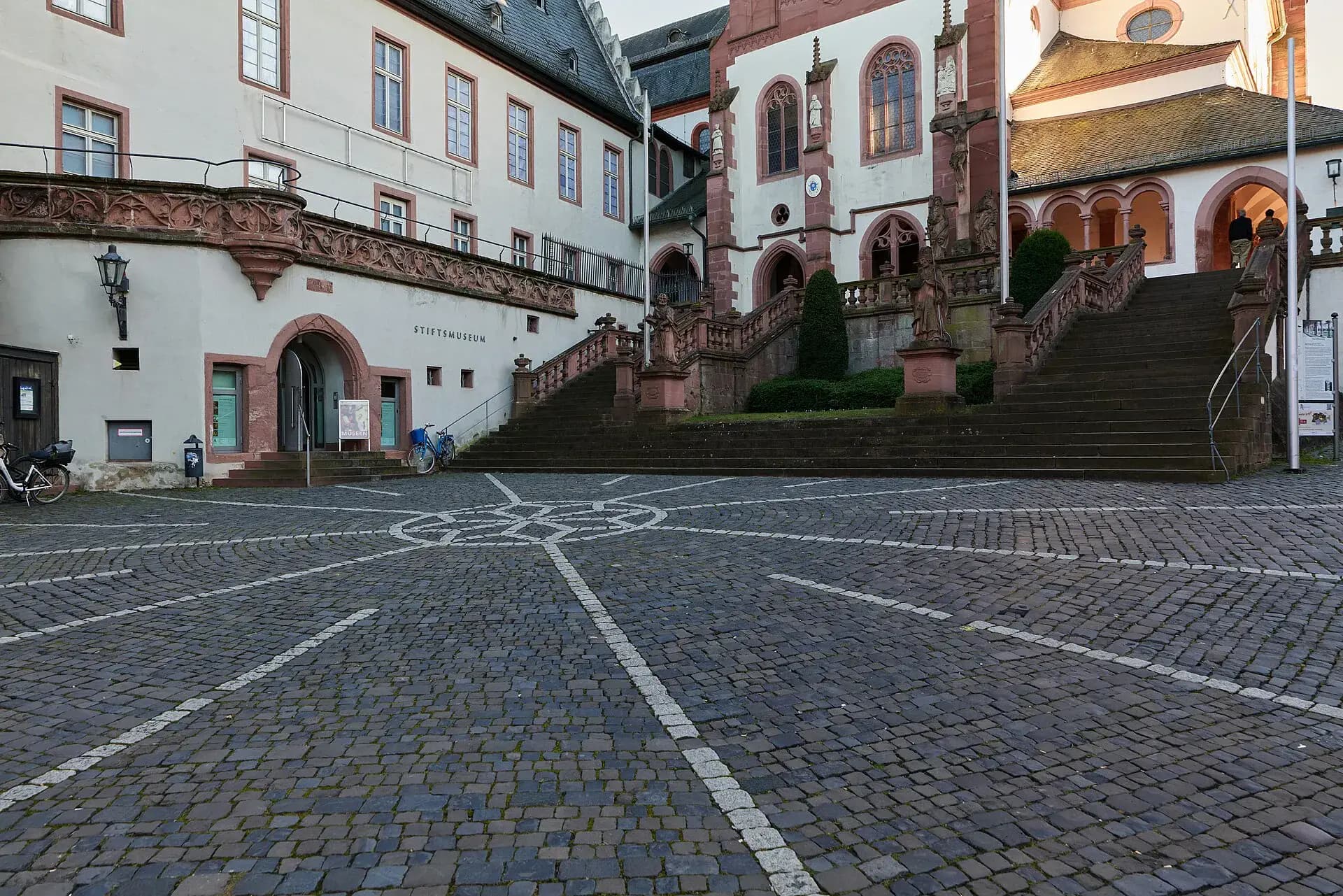 Stiftskirche Sankt Peter und Alexander mit Treppenaufgang in Aschaffenburg