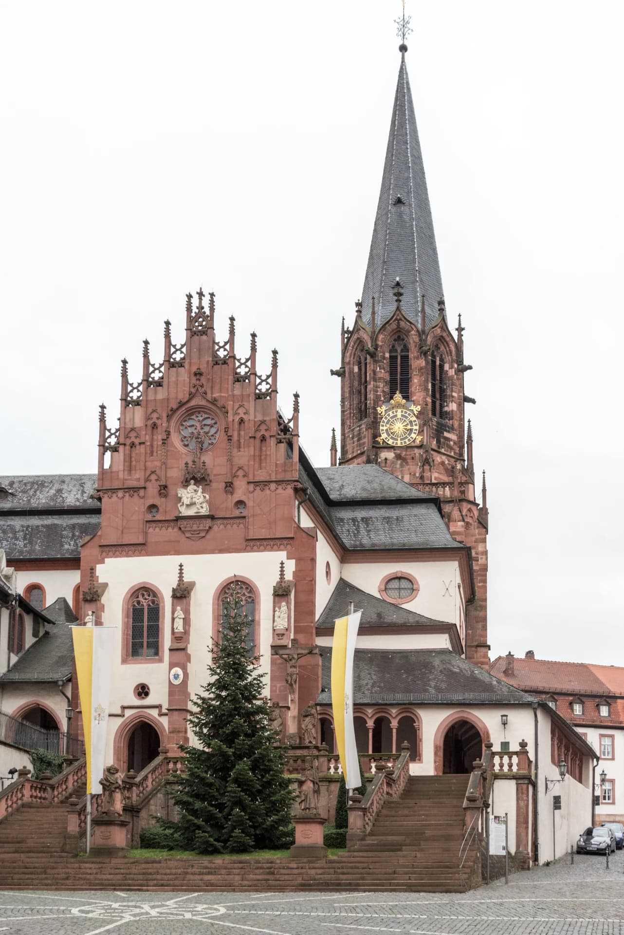 Stiftskirche Sankt Peter und Alexander im Winter in Aschaffenburg