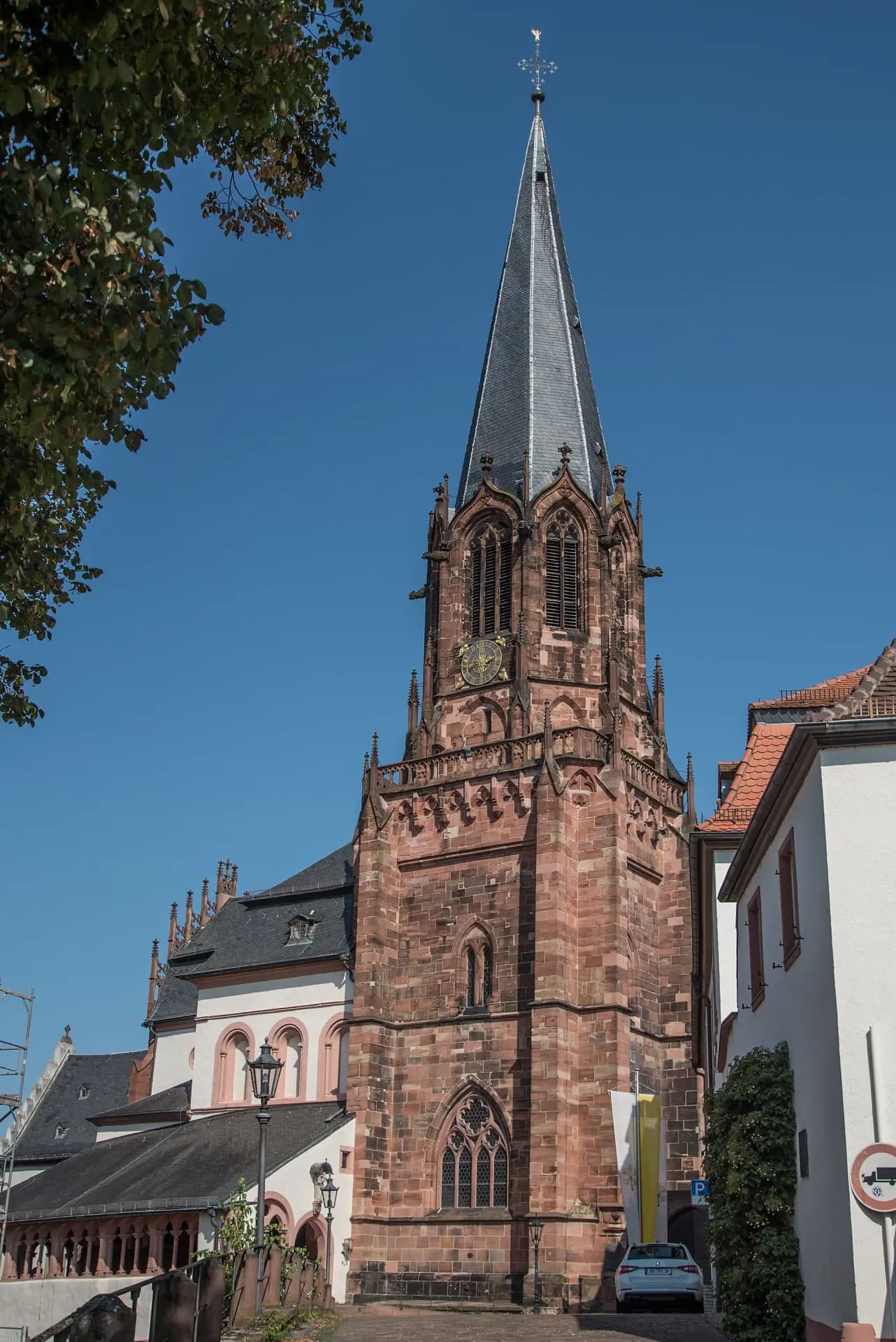 Turm der Stiftskirche über der Stiftsgasse in Aschaffenburg