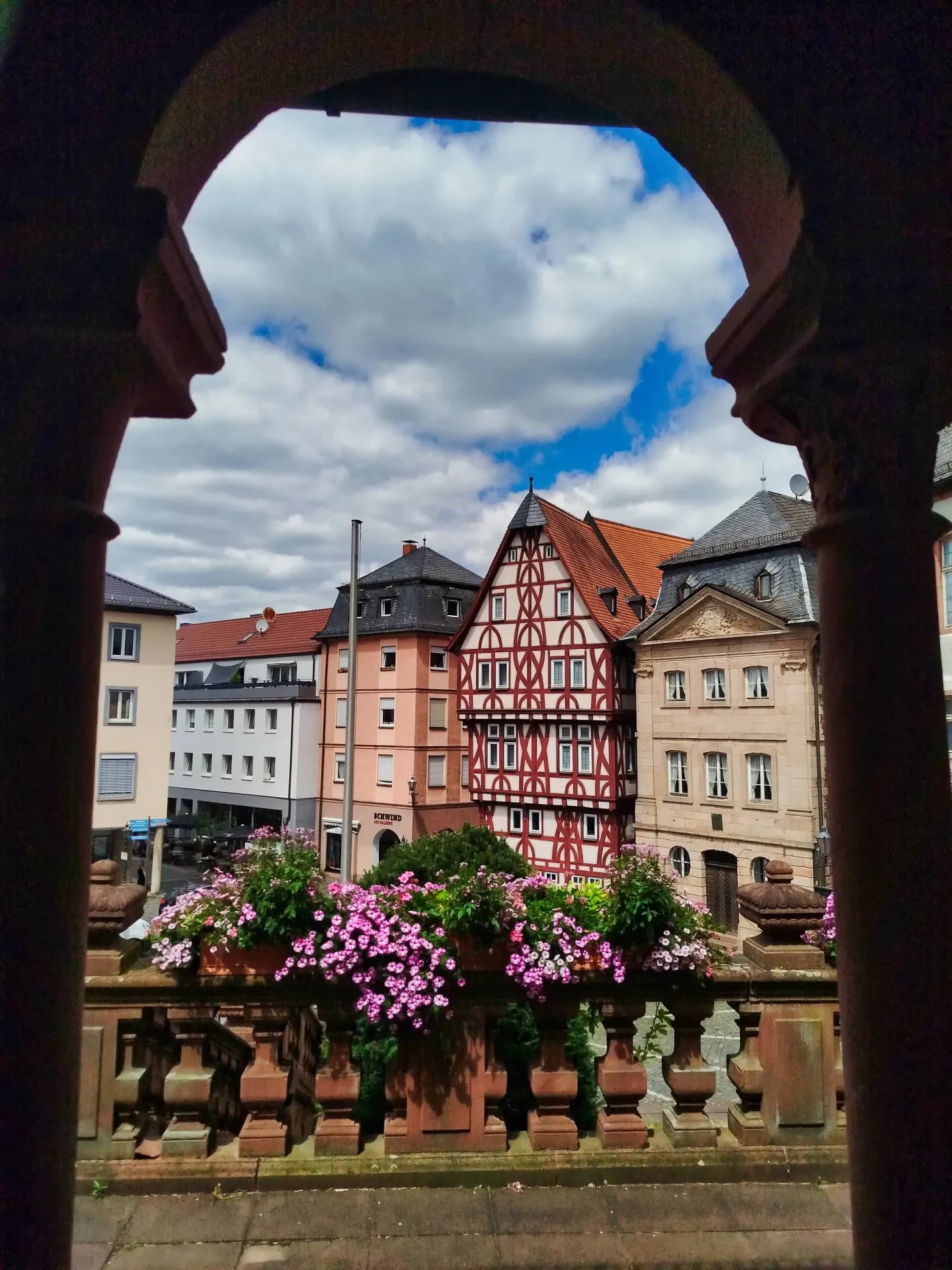 Blick durch die Arkade auf den Stiftsplatz in Aschaffenburg