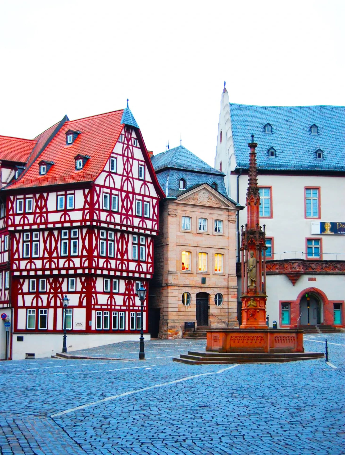Stiftsplatz mit Fachwerkhaus und Christian-Schad-Museum in Aschaffenburg