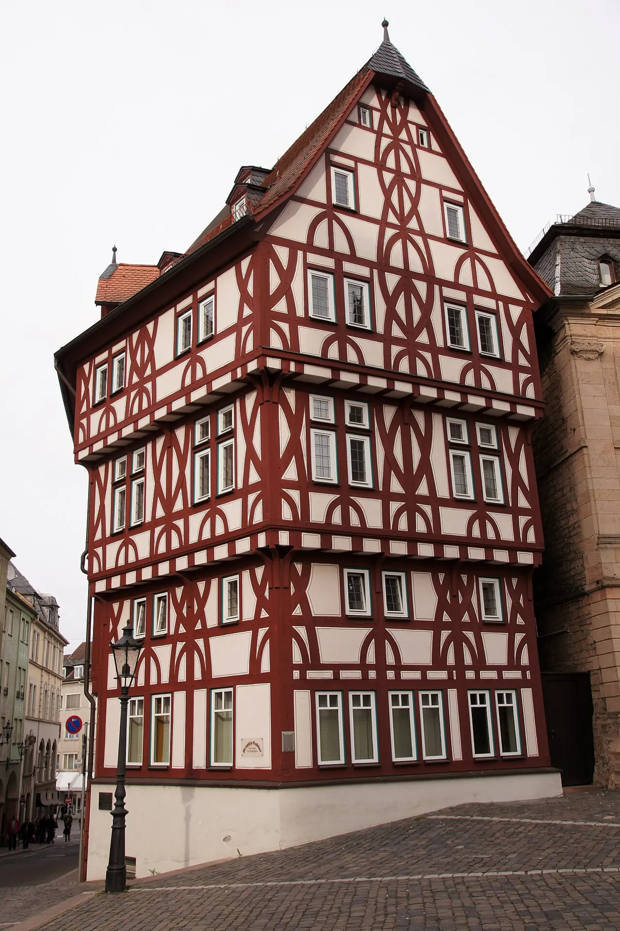 Fachwerk-Eckhaus am Stiftsplatz in Aschaffenburg