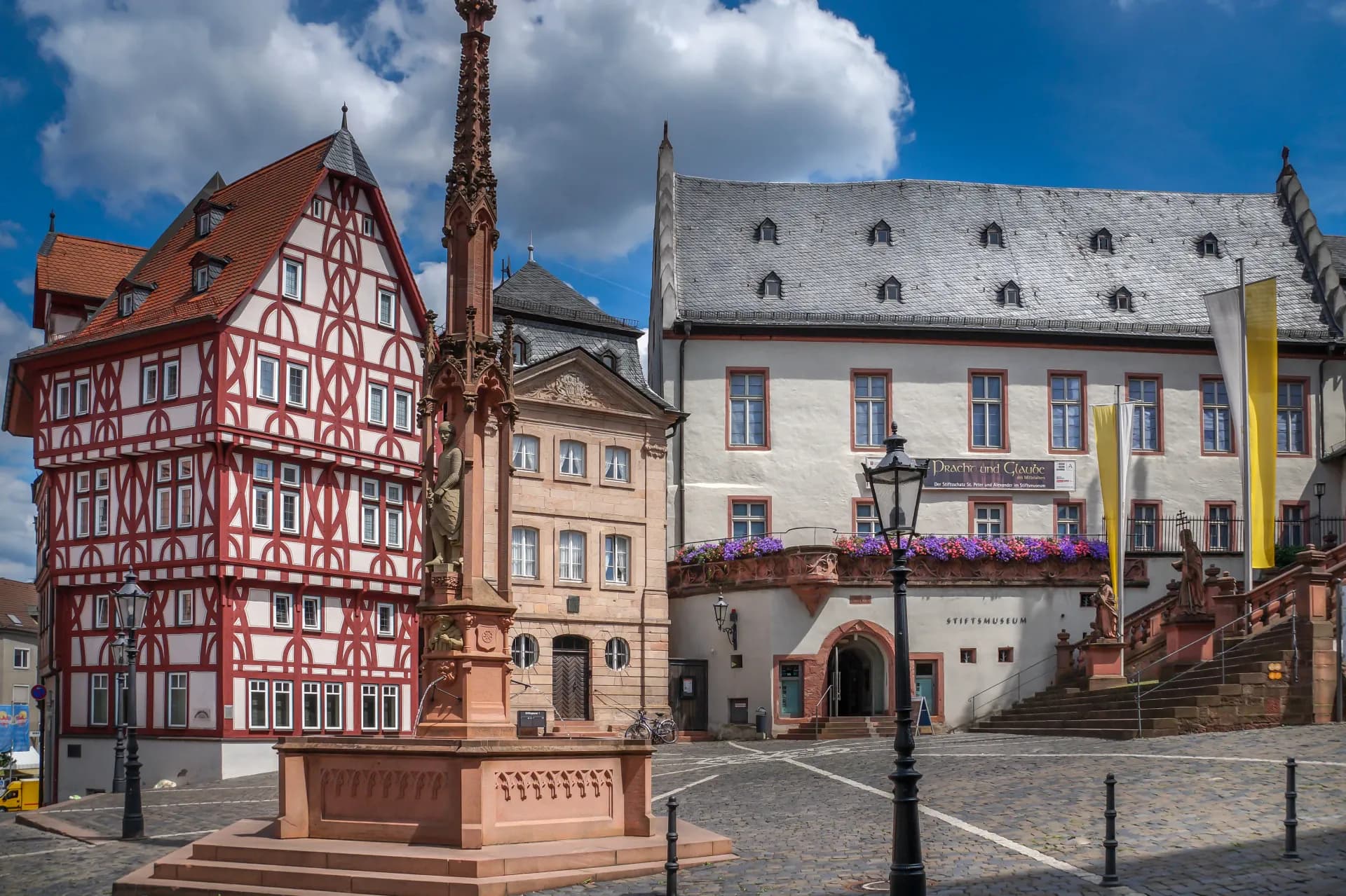 Stiftsplatz mit Stiftsmuseum und Fachwerkhaus in der Innenstadt von Aschaffenburg