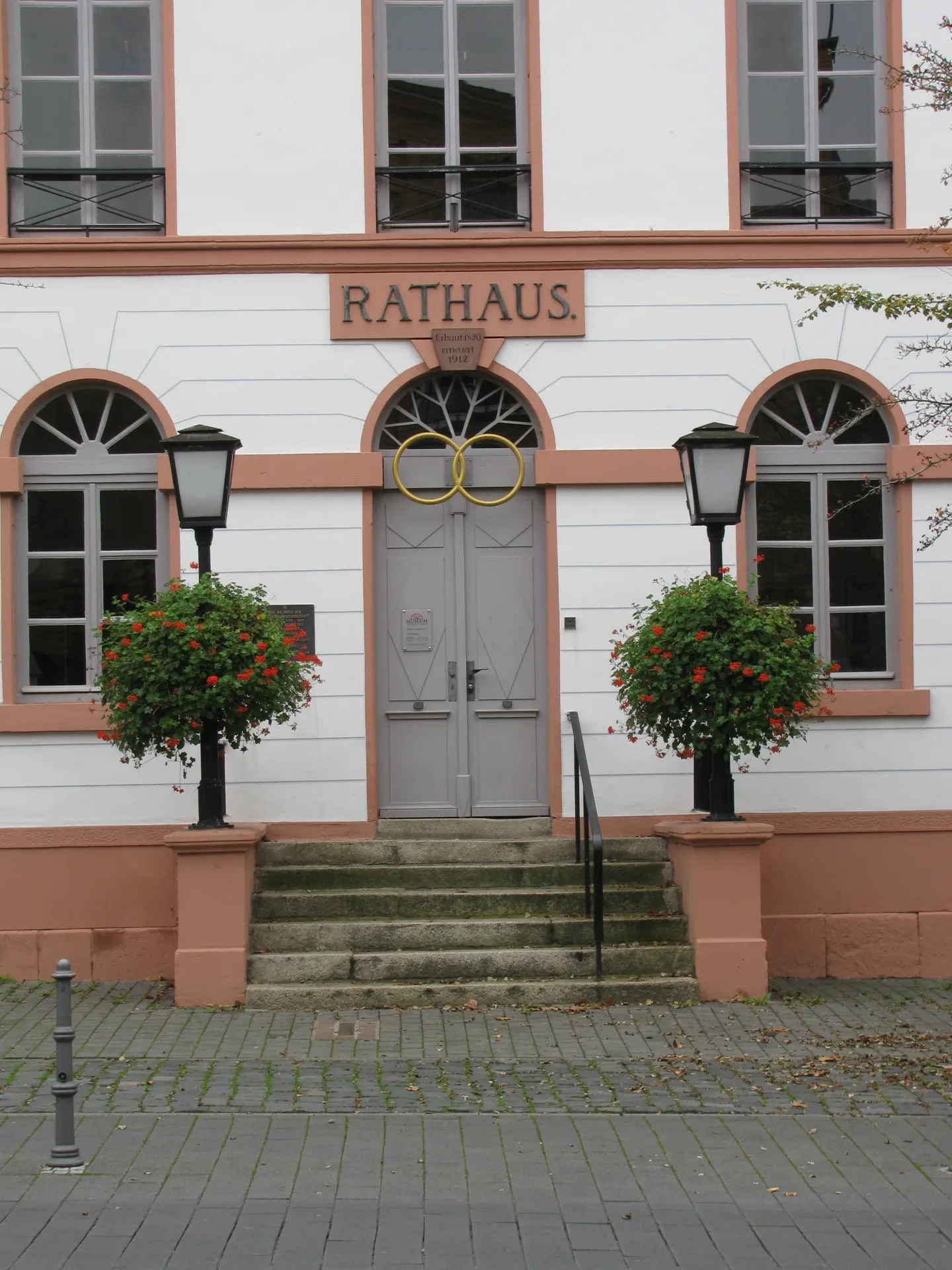 Eingang des Alten Rathauses mit Stolpersteinen in Langen