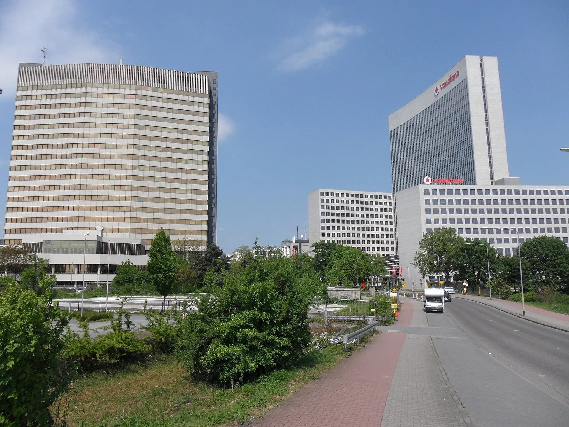 Straße mit Bürohochhäusern im Gewerbegebiet Eschborn Süd