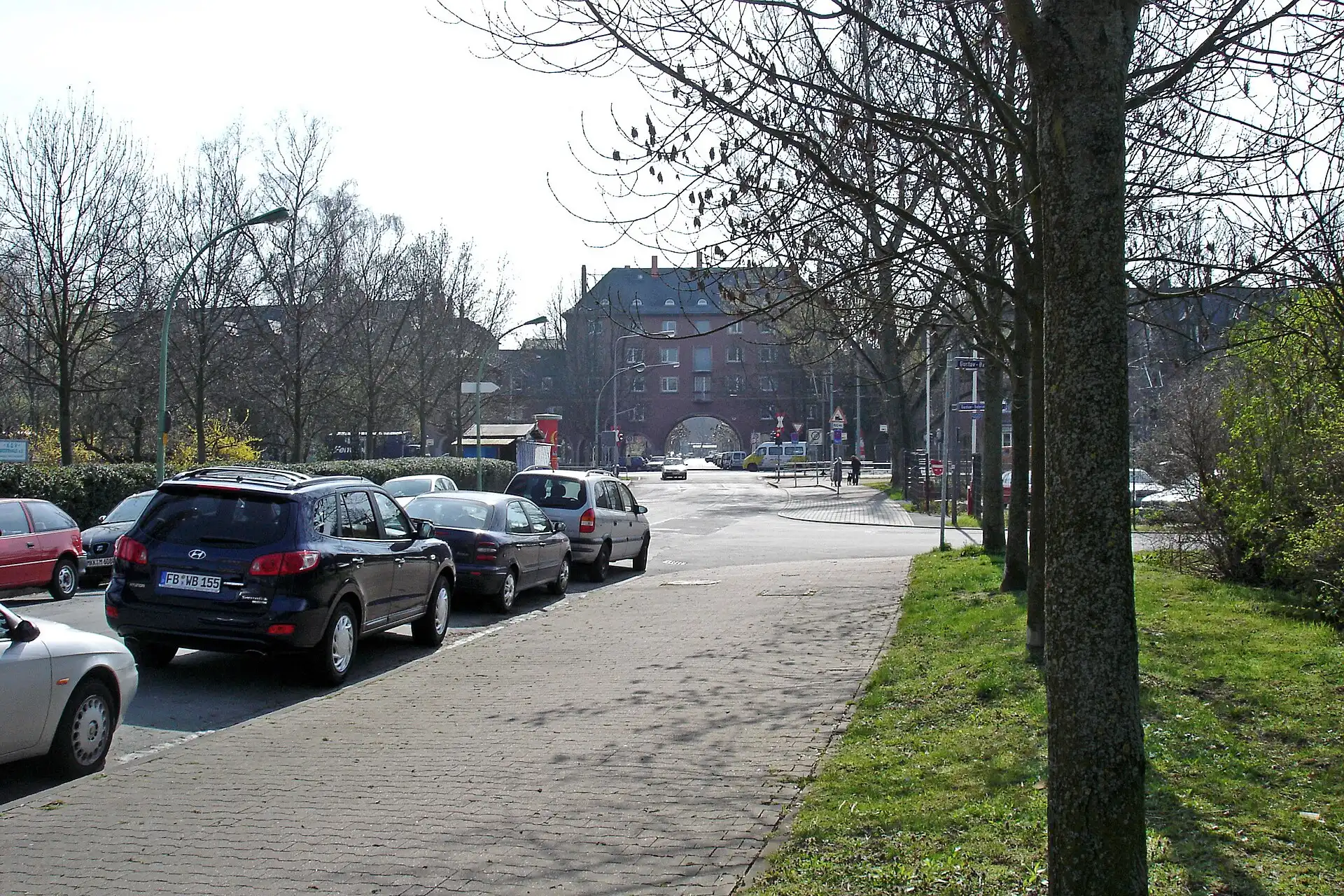 Straßenzug mit Baumreihe in Frankfurt Riederwald
