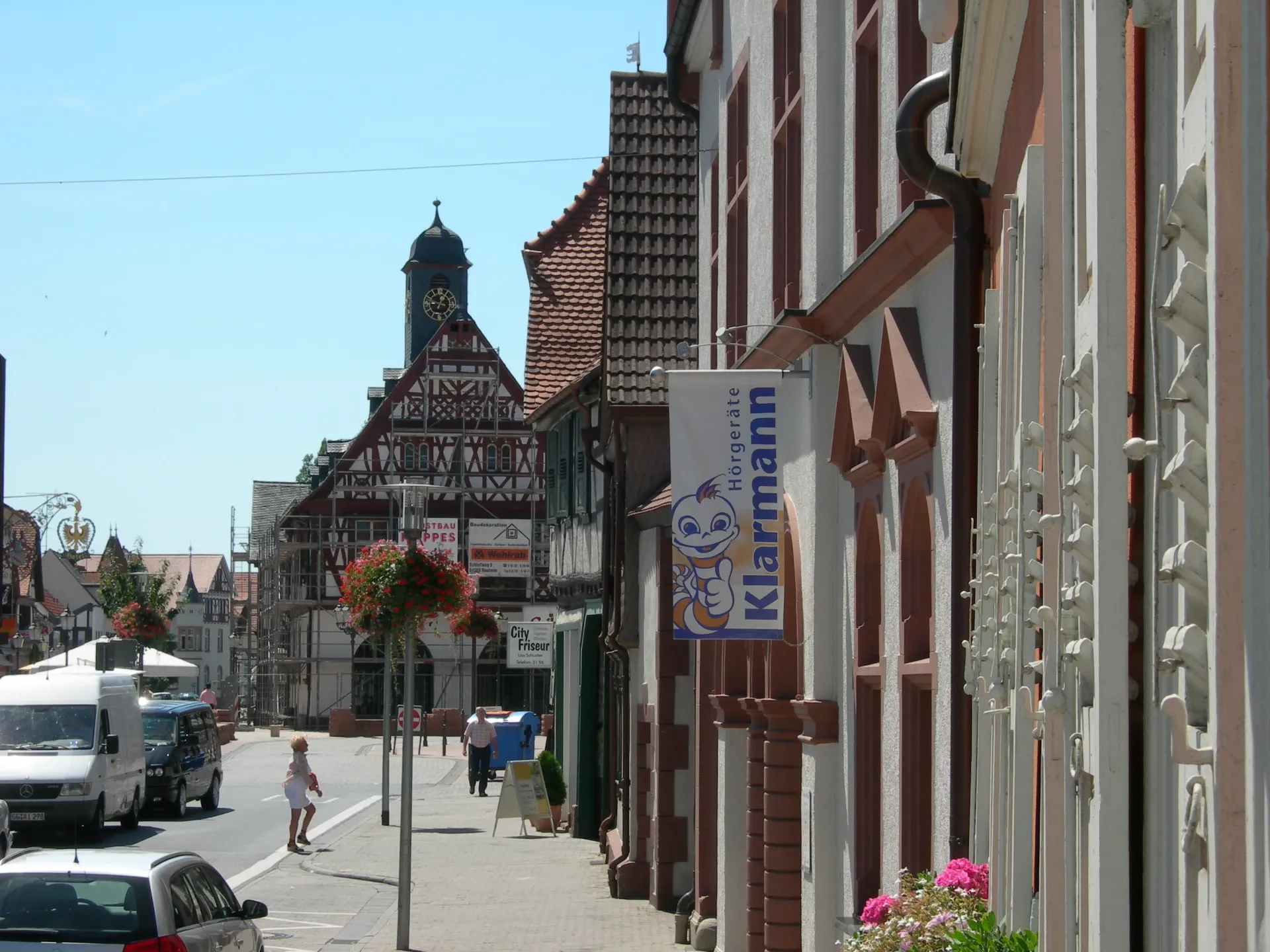 Straße mit Blick auf das historische Rathaus in Groß-Gerau