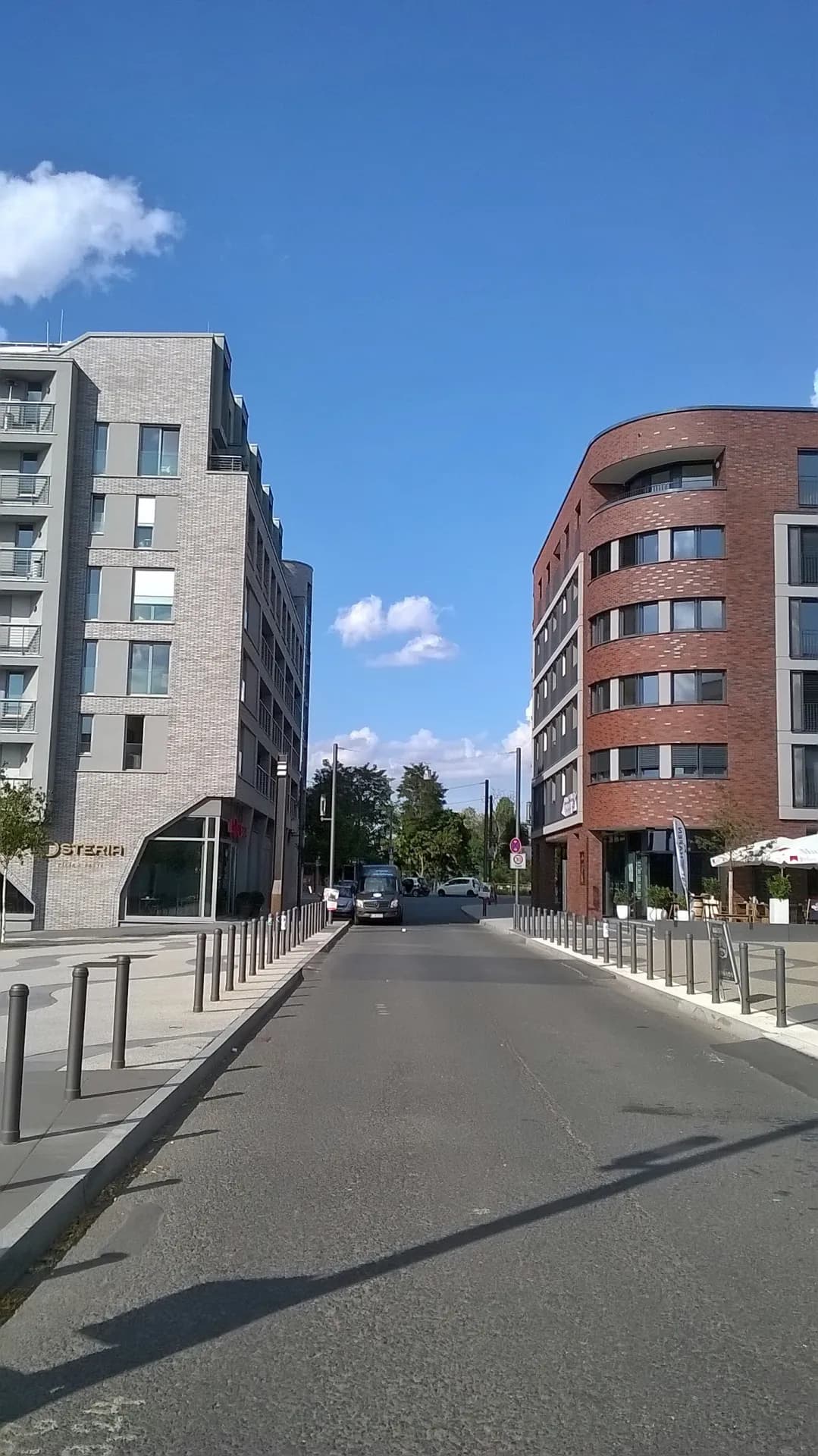 Straße zwischen den Neubauten in Offenbach-Hafen