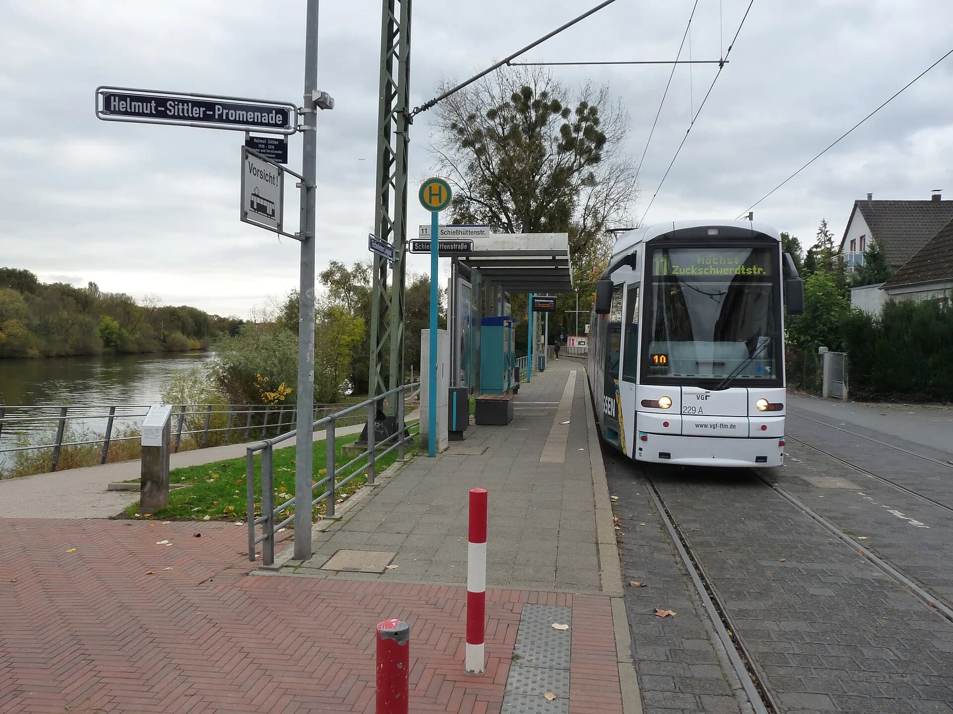 Straßenbahn am Mainufer in Frankfurt Fechenheim