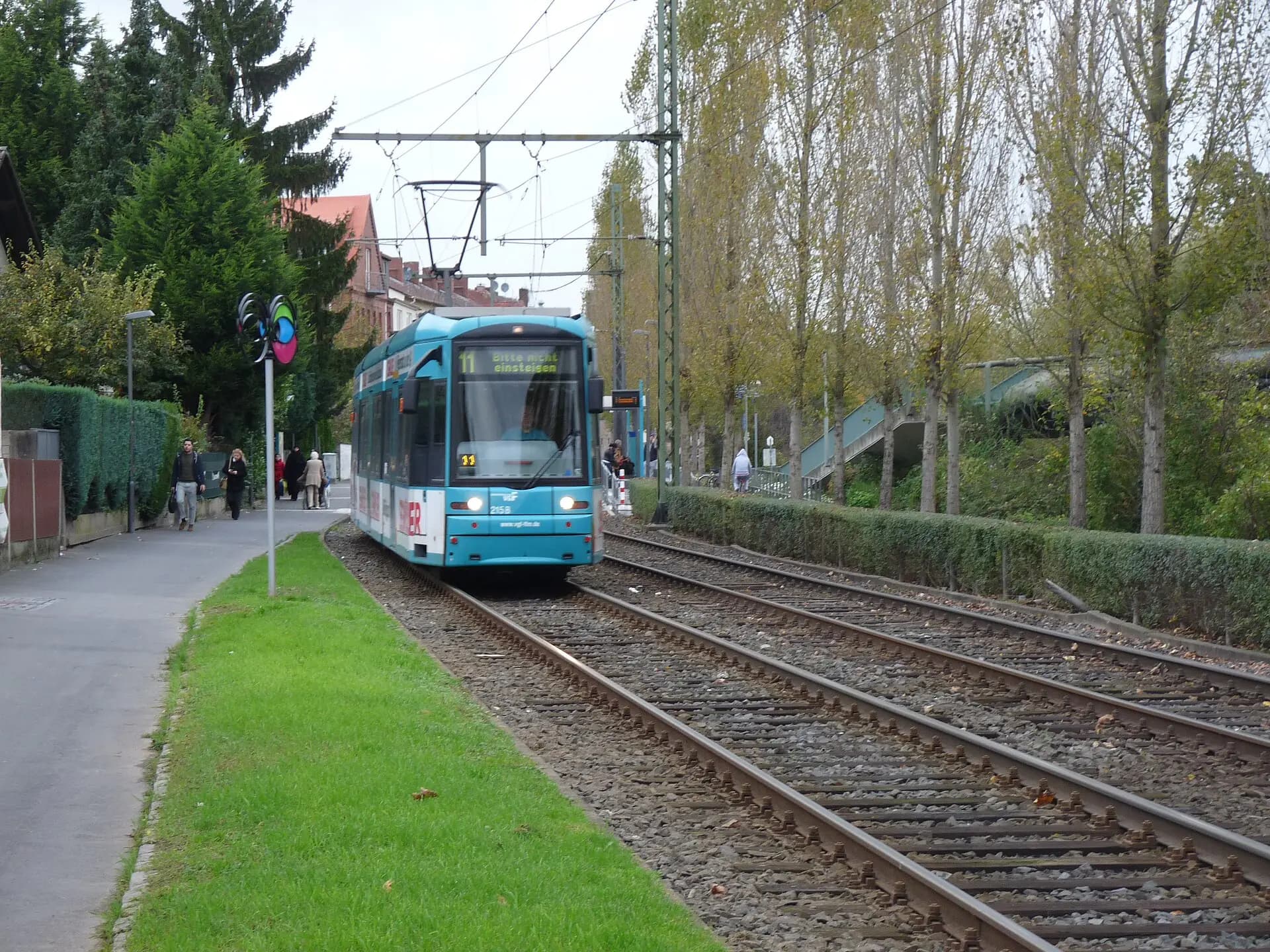 Straßenbahn auf freier Strecke in Frankfurt Fechenheim
