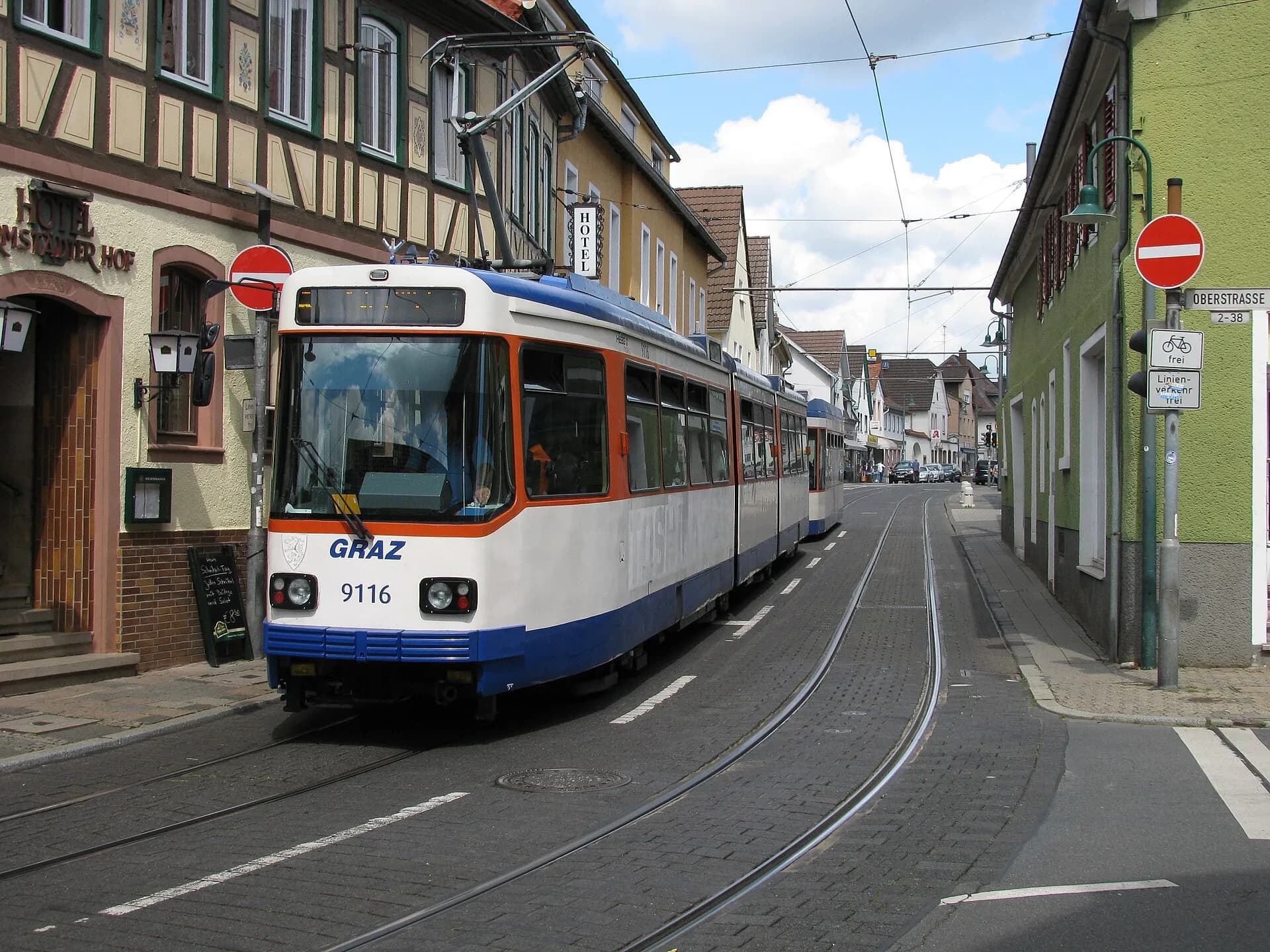 Straßenbahn auf der Heidelberger Landstraße in Darmstadt-Eberstadt