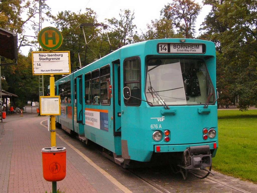 Straßenbahnwagen an der Haltestelle Neu-Isenburg Stadtgrenze