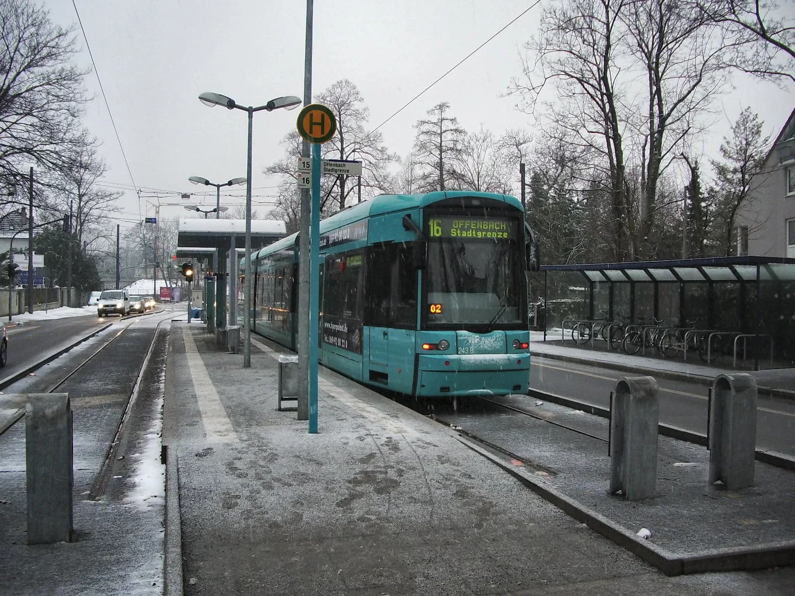 Straßenbahn an der Endhaltestelle Offenbach Stadtgrenze