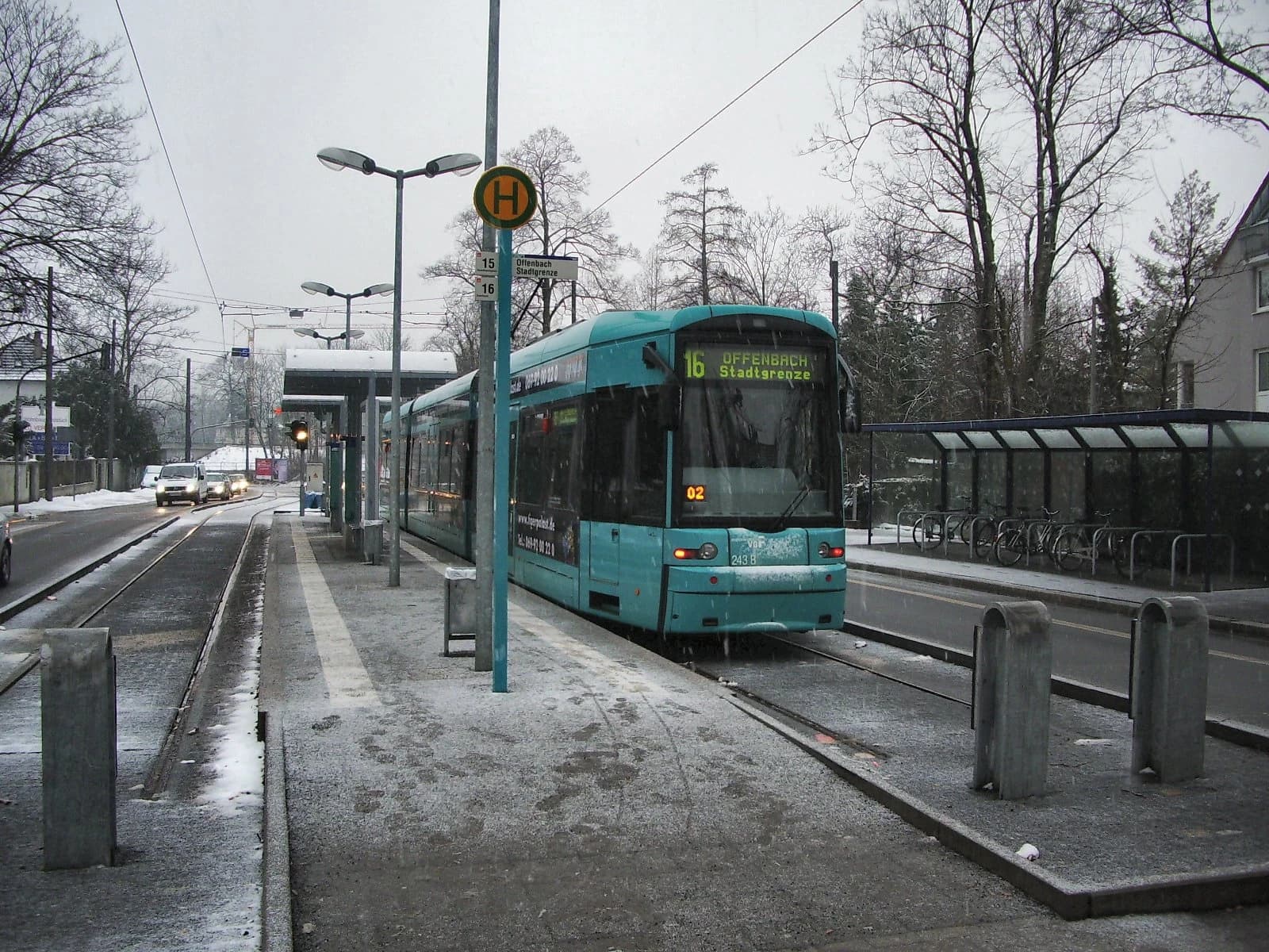 Straßenbahn an der Endhaltestelle Offenbach Stadtgrenze