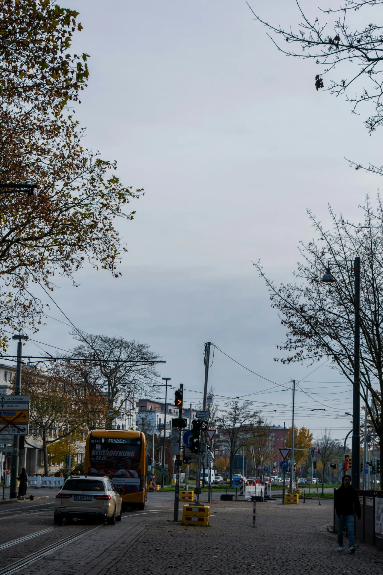 Straßenbahn im winterlichen Stadtverkehr in Darmstadt