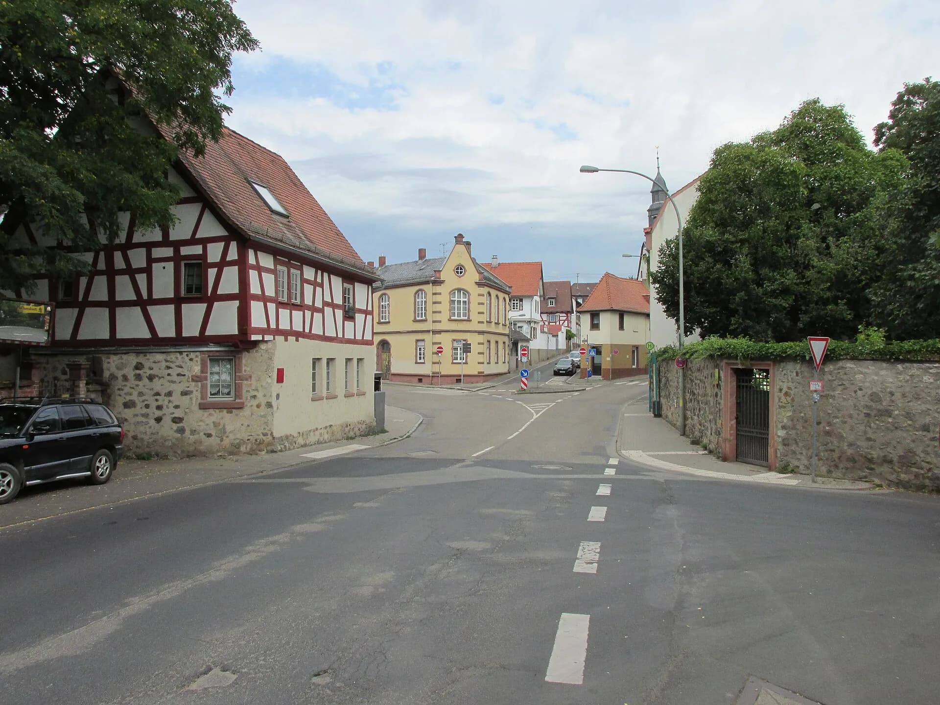 Straßenblick über die Homburger Landstraße in Frankfurt Bonames