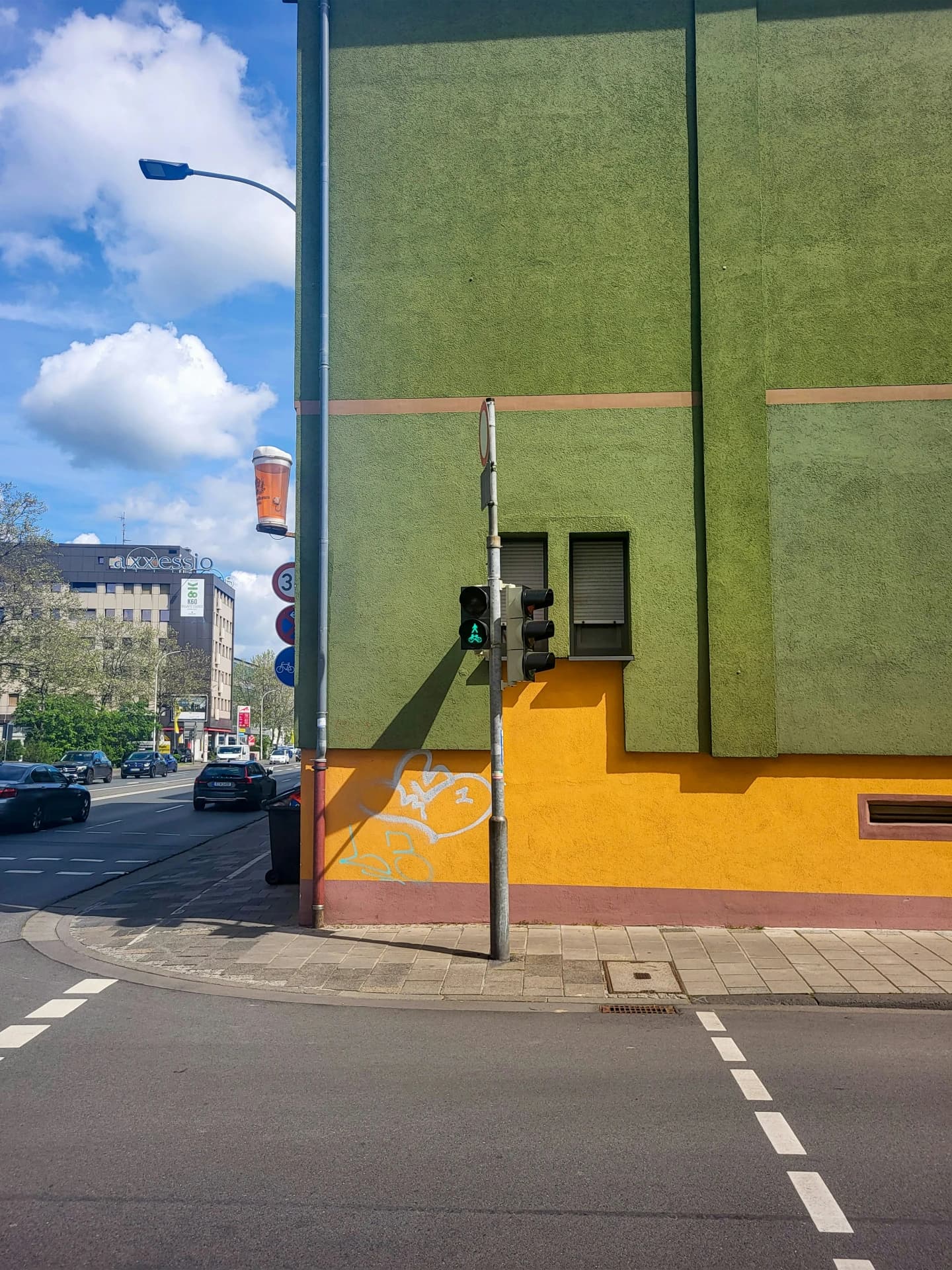 Straßenecke mit grüner Fassade in Darmstadt