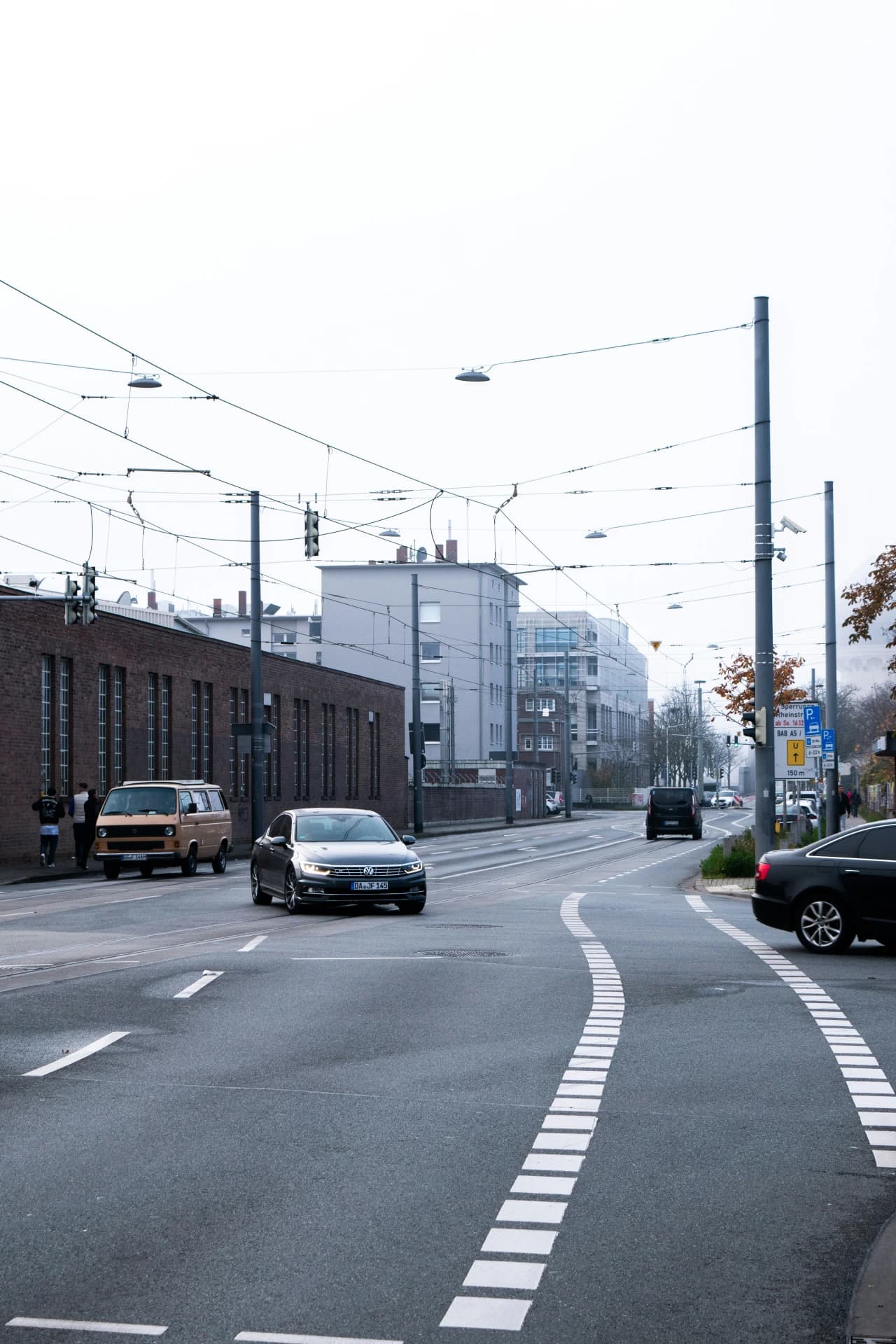 Alltagsverkehr auf einer Straße in Darmstadt