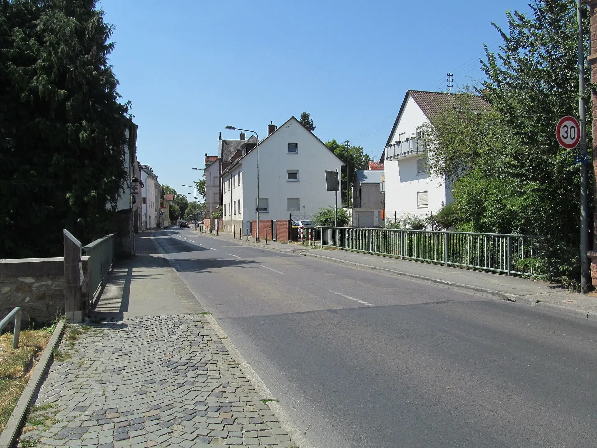 Straßenzug Alt-Sossenheim in Frankfurt Sossenheim