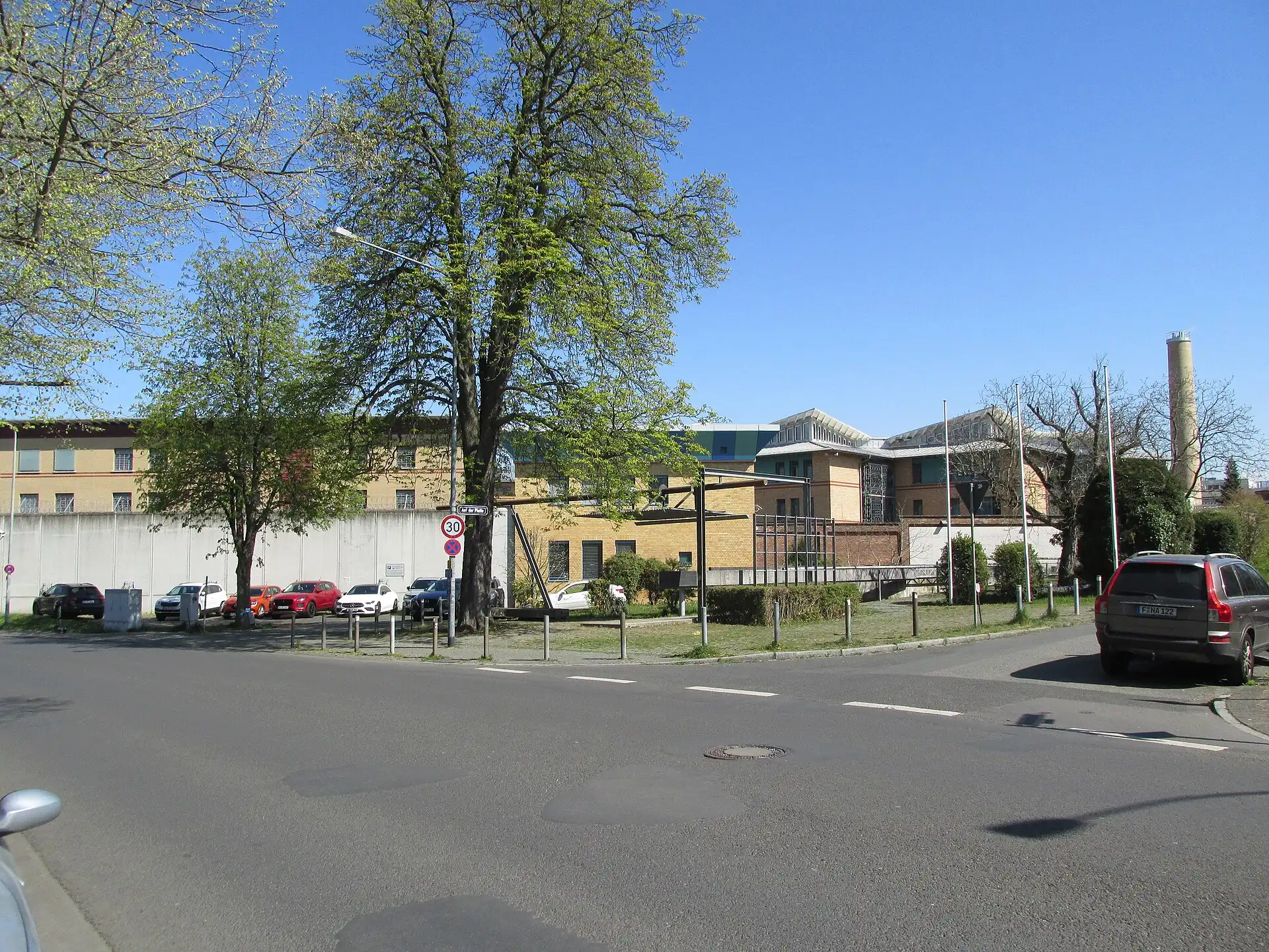 Straßenzug nahe der Justizvollzugsanstalt in Frankfurt-Preungesheim