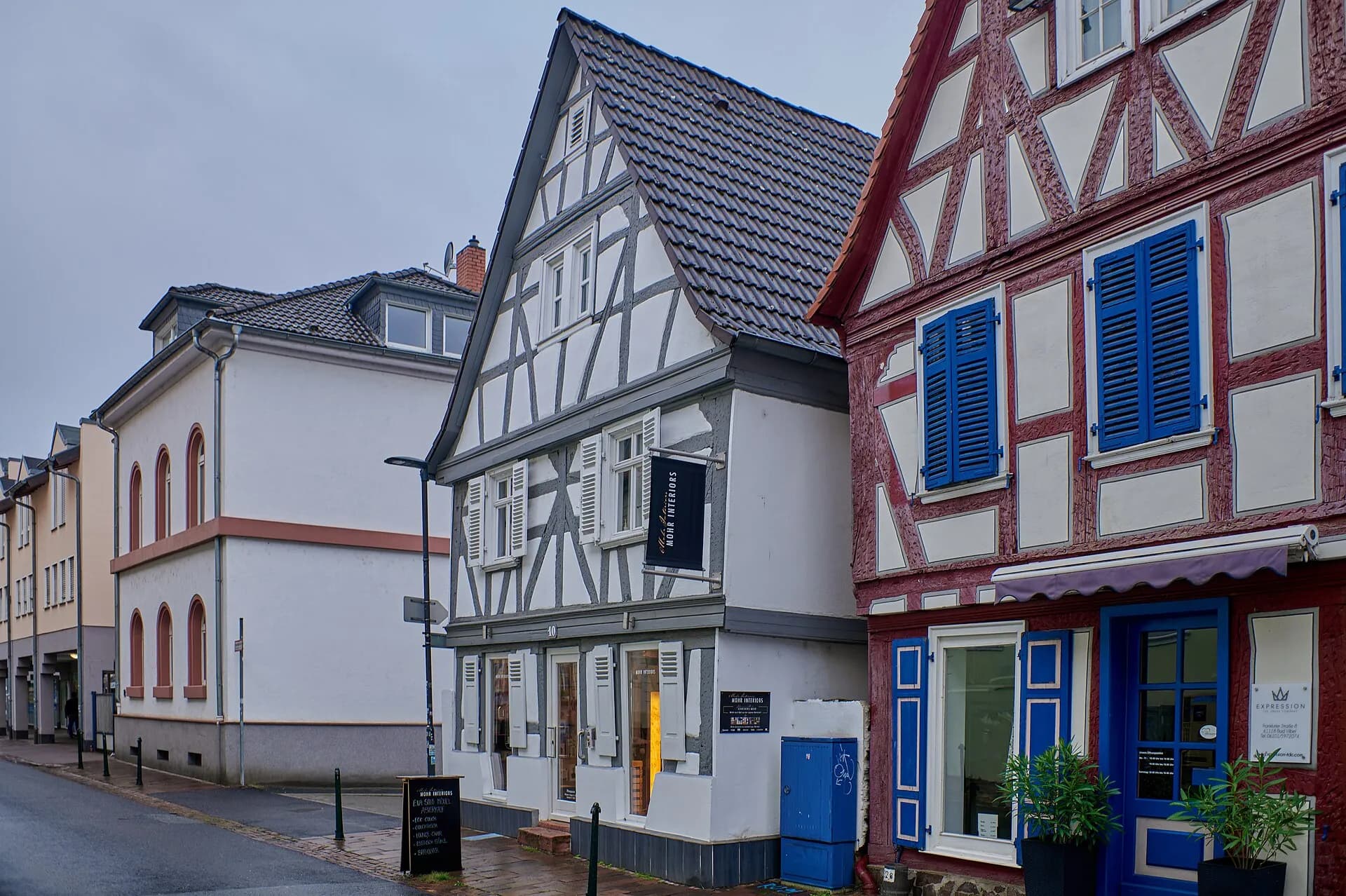 Straßenzug mit Fachwerkhäusern in der Frankfurter Straße in Bad Vilbel