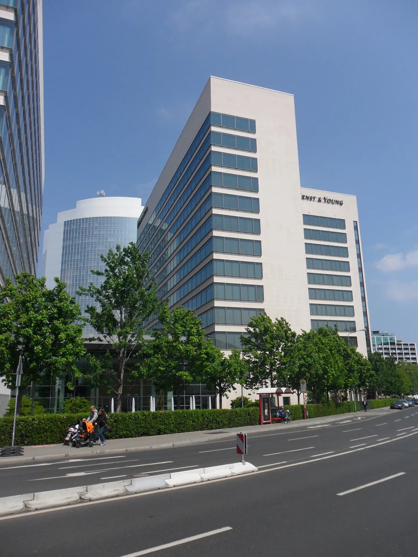 Straßenzug mit Bürogebäuden im Gewerbegebiet Eschborn Süd