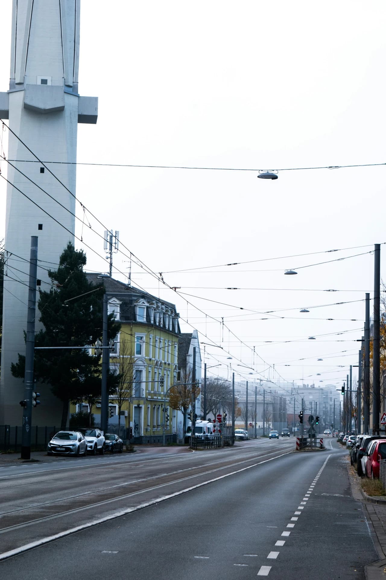 Straßenzug mit Hochhaus im Nebel in Darmstadt