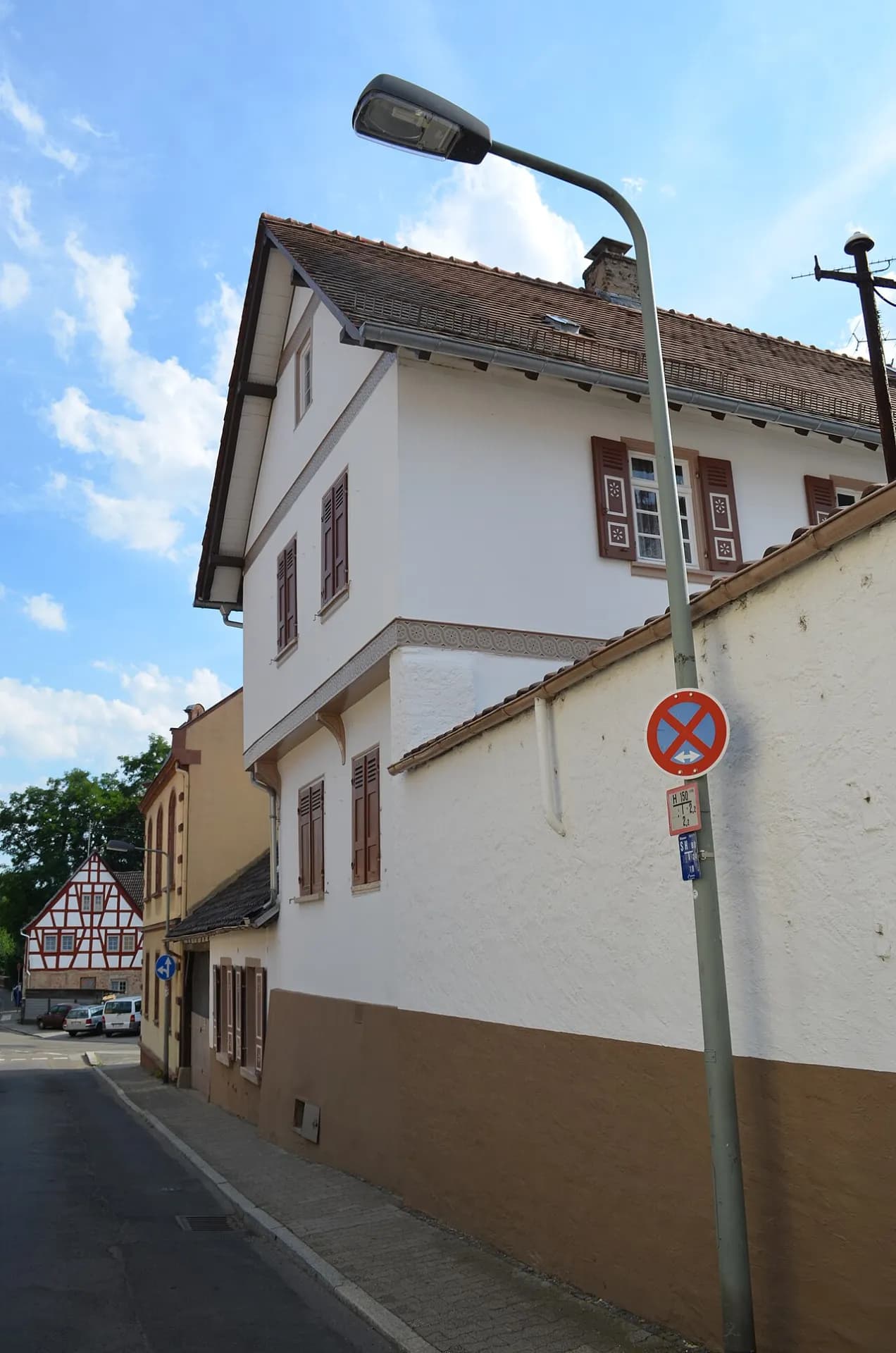 Straßenzug an der Homburger Landstraße in Frankfurt Bonames